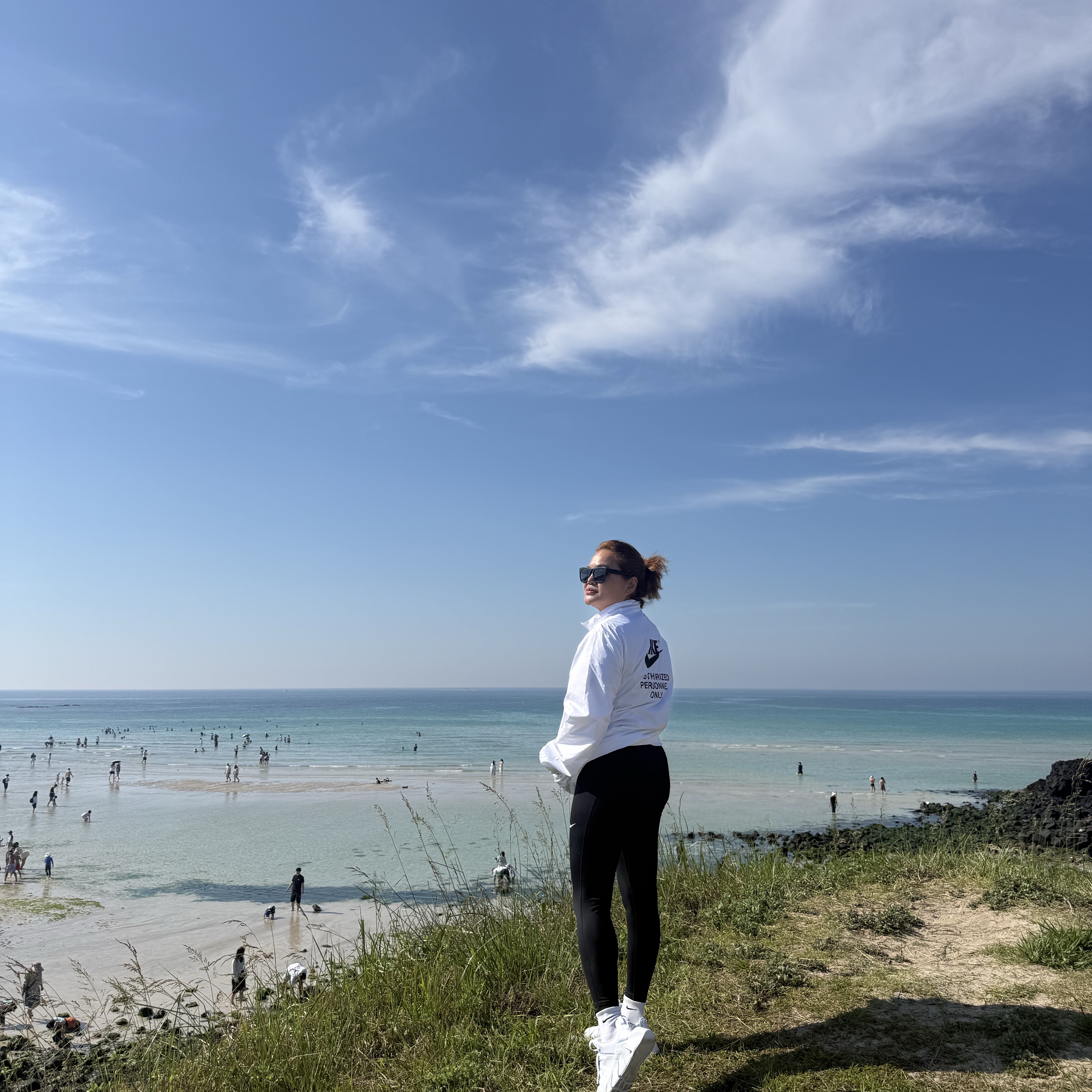 Nike Full-Zip Woven Jacket White Black 착용 스타일 - 2