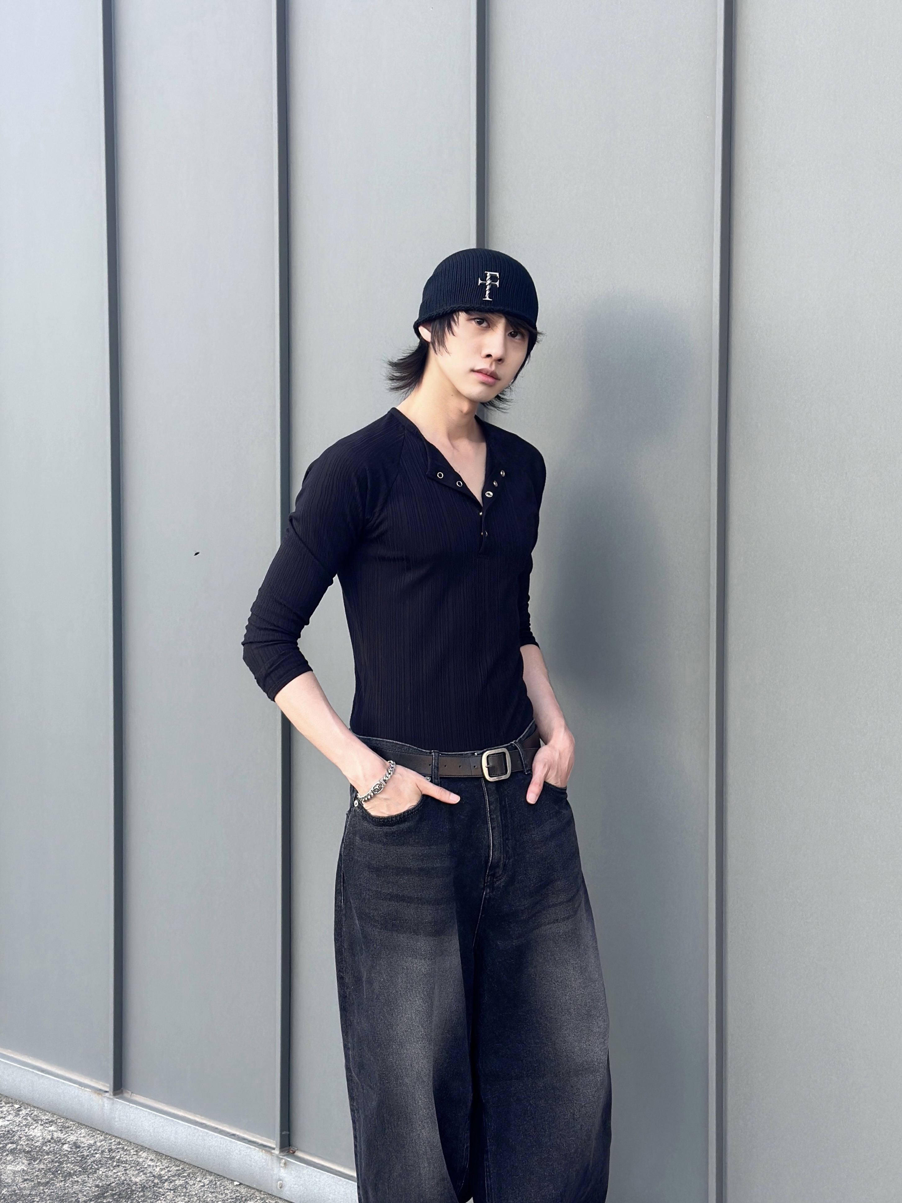 Farfromwhat Far F Charm Beanie, Undermycar MU.128 Original Logo Cracked Leather Belt Silver / Black 착용 스타일 - 3
