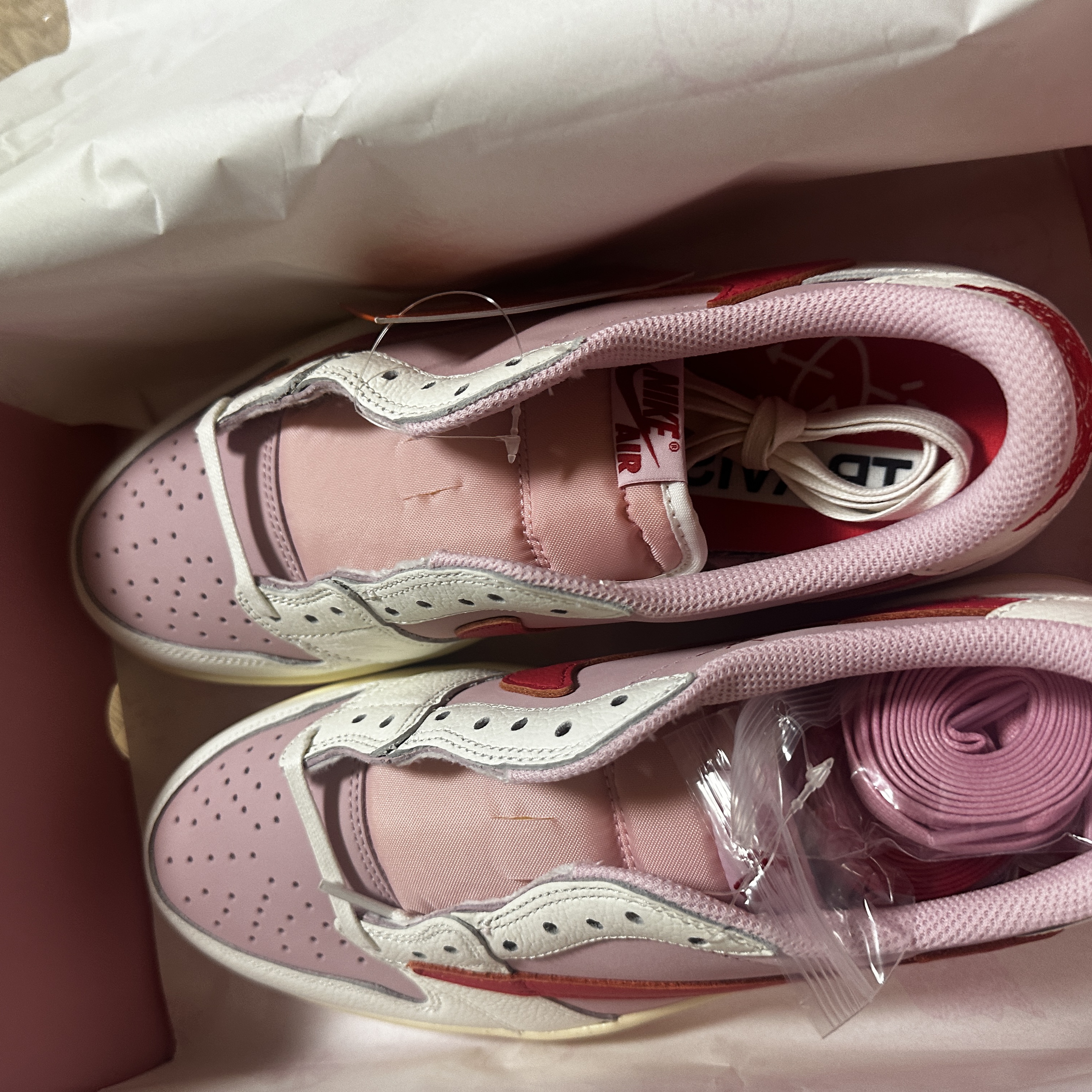 Jordan 1 x Travis Scott Retro Low OG SP Sail Tropical Pink 착용 스타일 - 3