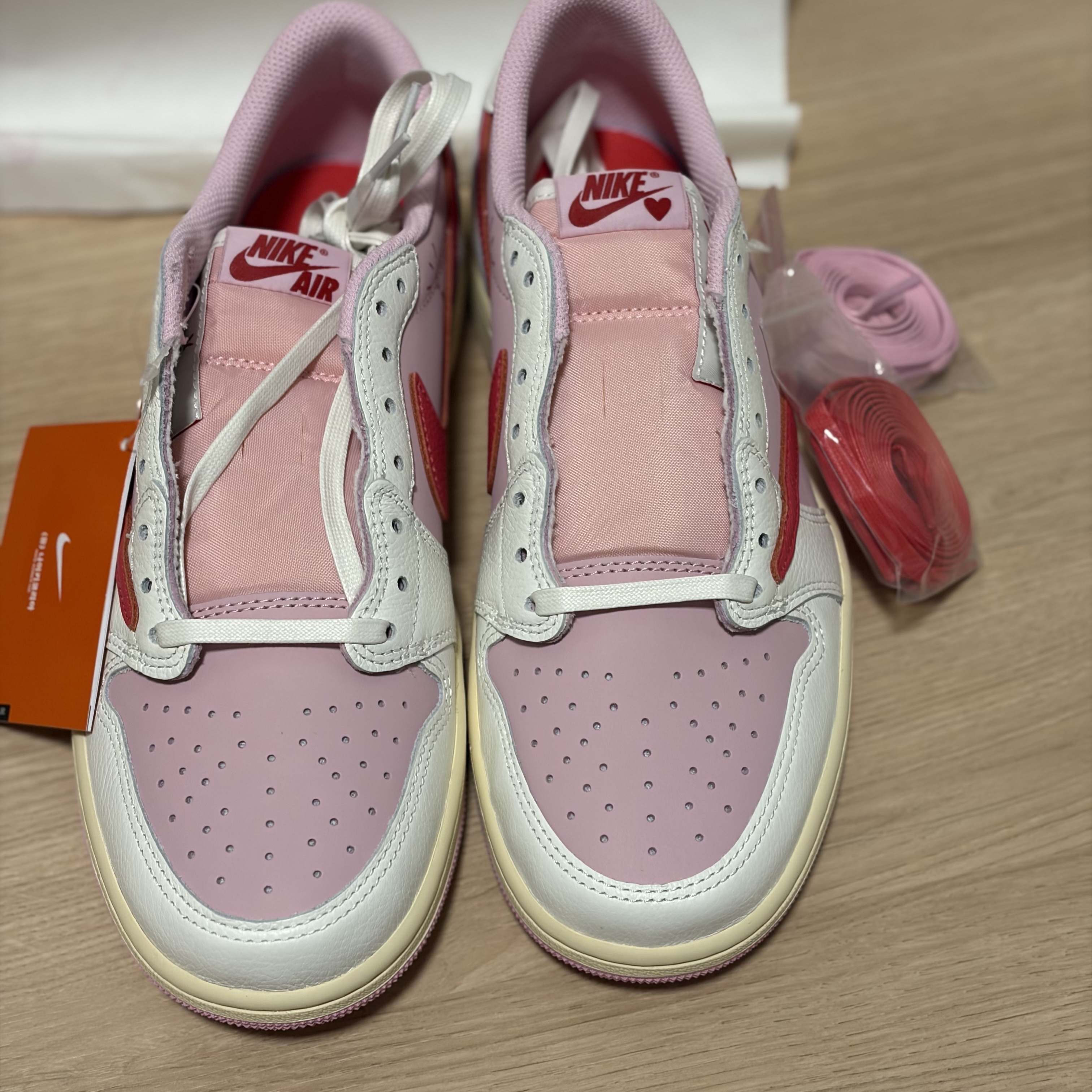 Jordan 1 x Travis Scott Retro Low OG SP Sail Tropical Pink 착용 스타일 - 2