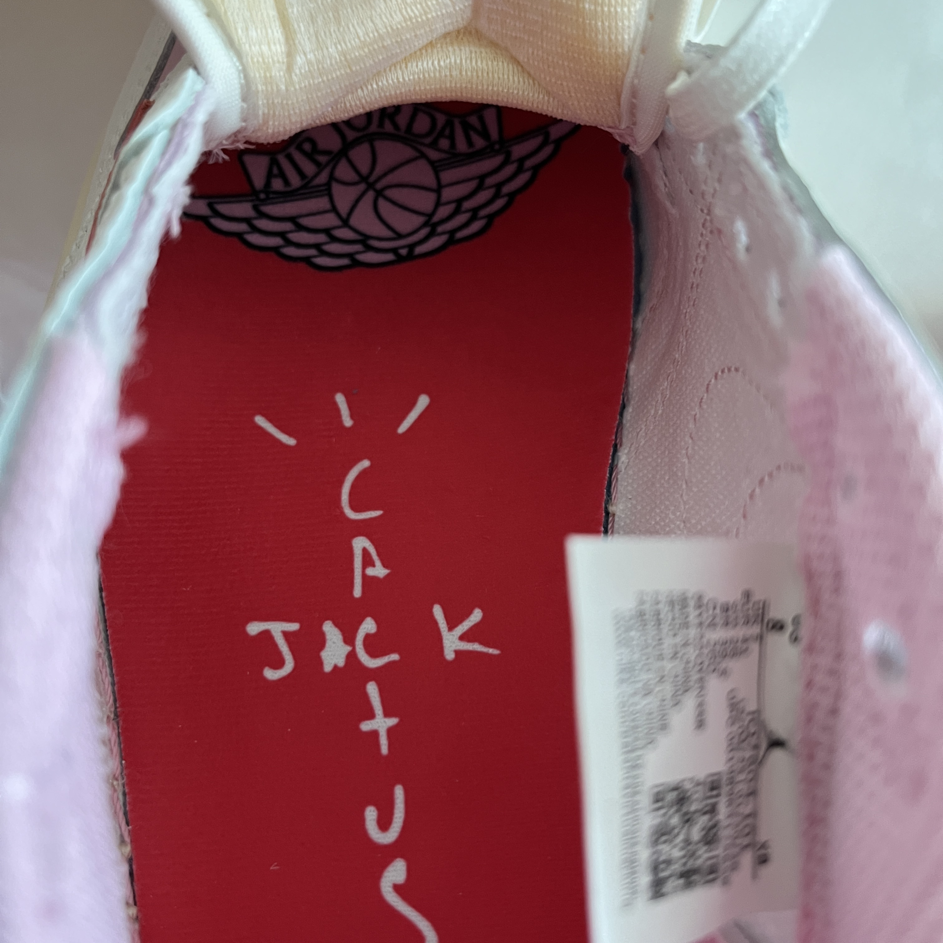 Jordan 1 x Travis Scott Retro Low OG SP Sail Tropical Pink 착용 스타일 - 6
