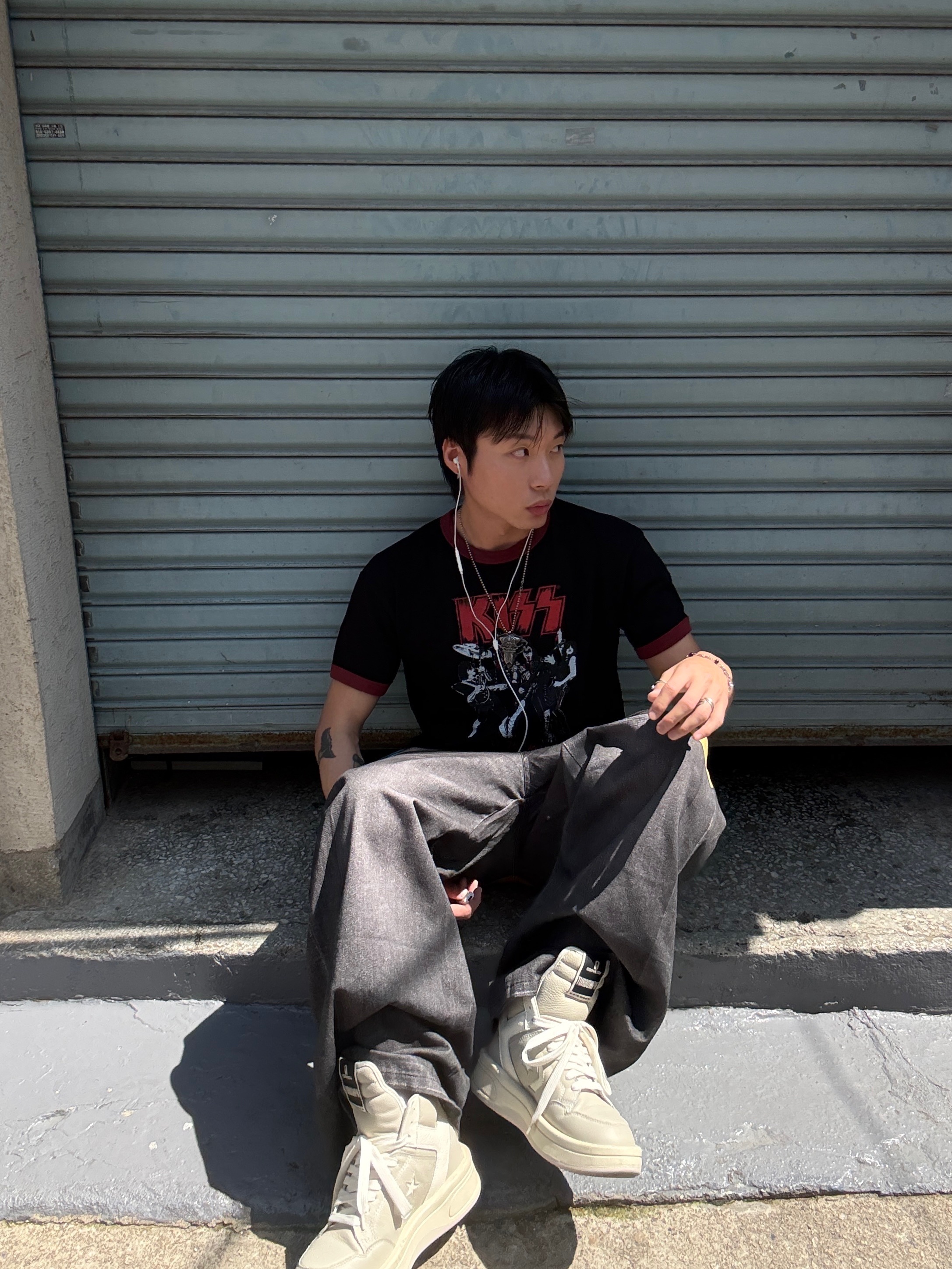 Converse x Drkshdw Turbowpn Pelican, MAINBOOTH X KISS End of the Road T-shirt Black 착용 스타일 - 5