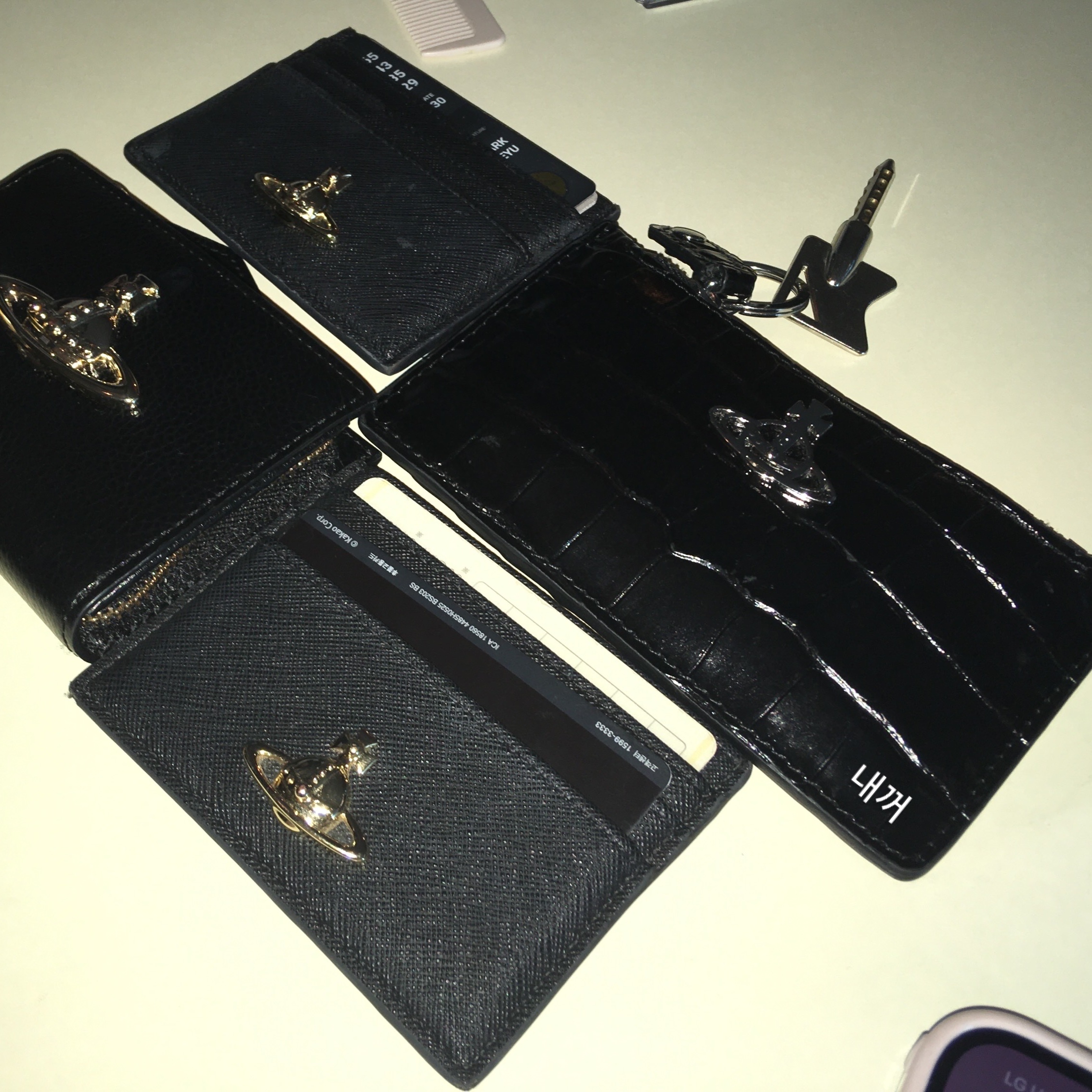 Vivienne Westwood Slim Long Card Holder Black 착용 스타일 - 2