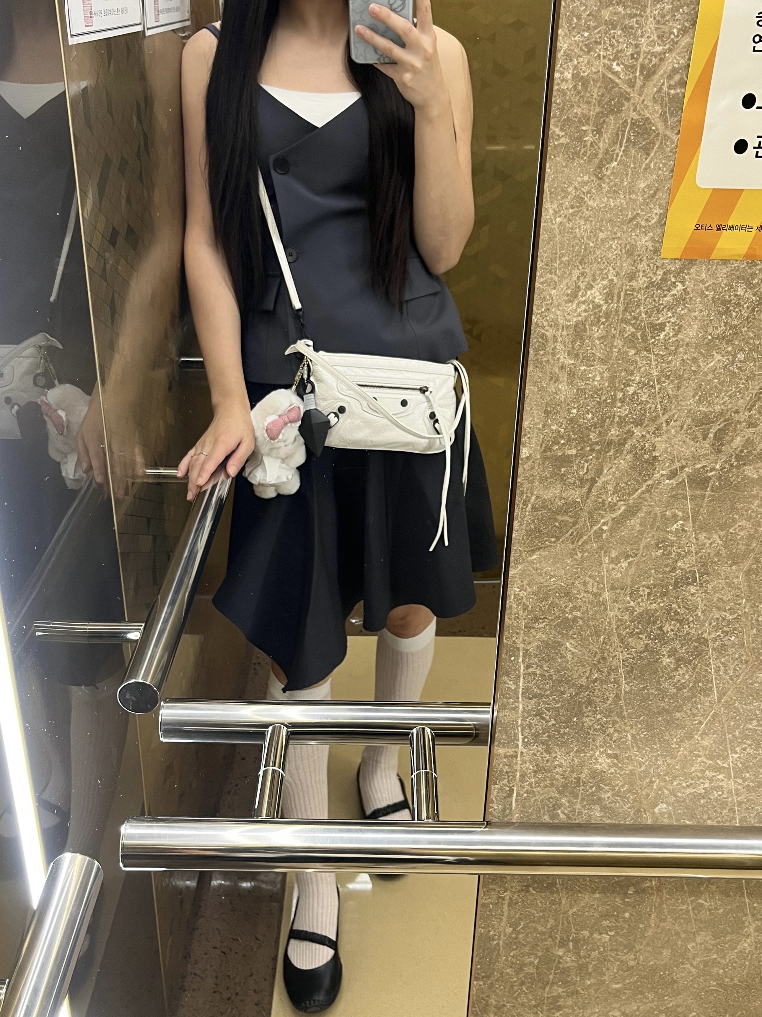 Balenciaga Le City Pouch On Strap In Optic White, (W) Cueren Valencia 13 Ballerina Black 착용 스타일