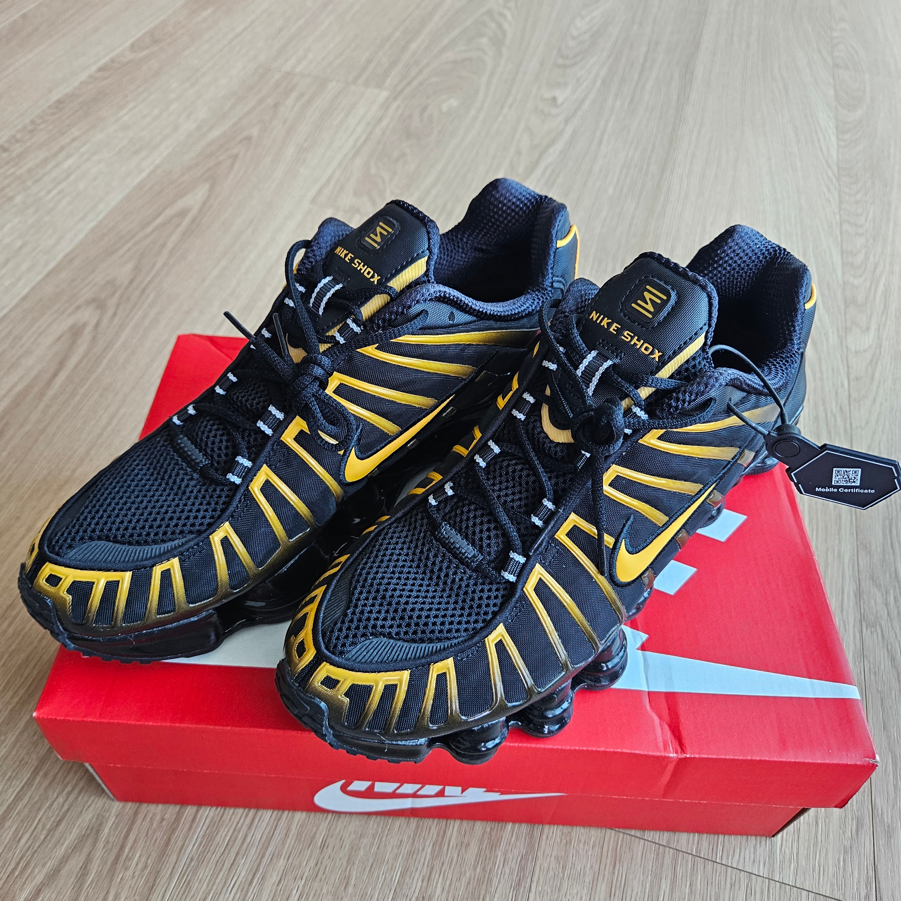Nike Shox TL Black University Gold 착용 스타일