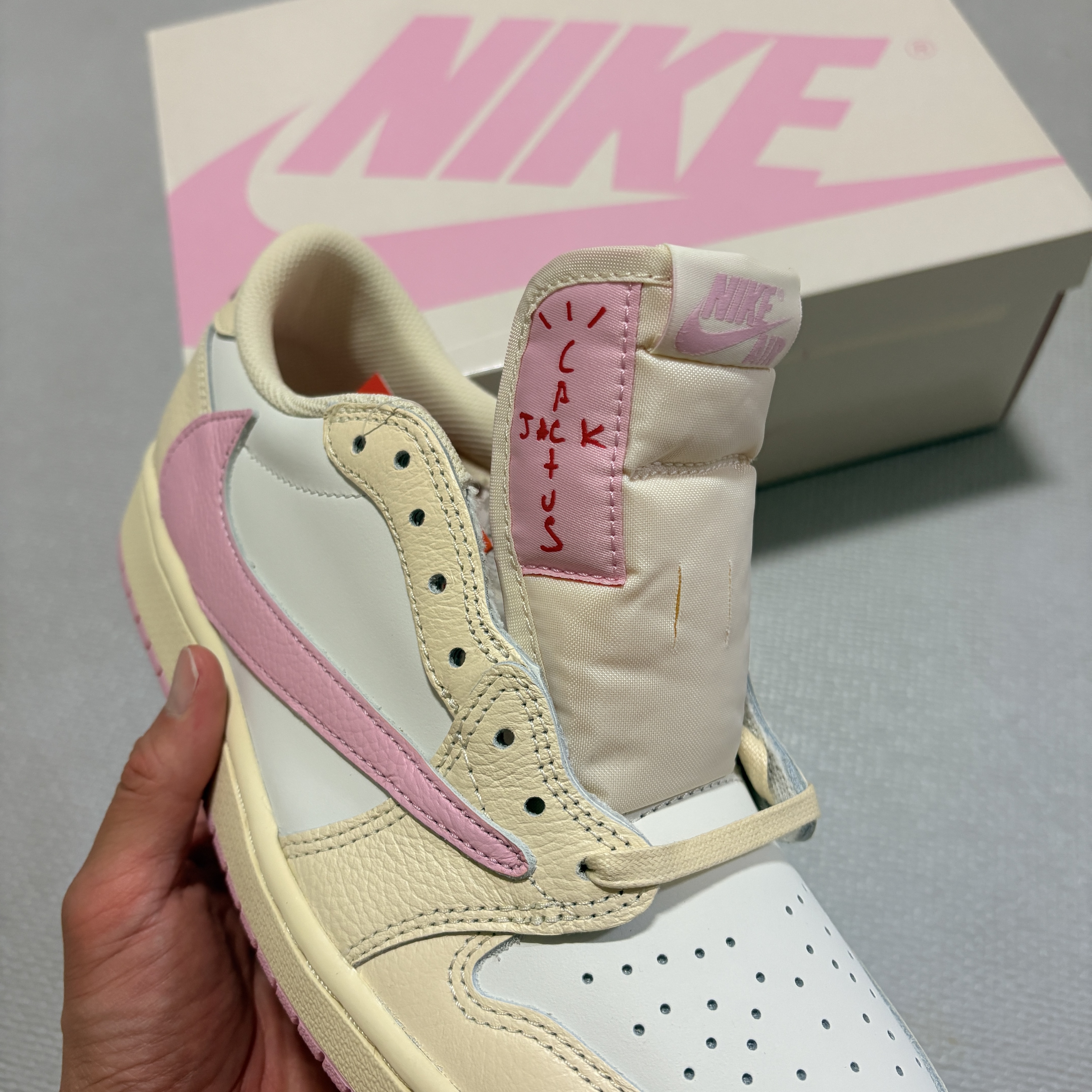 Jordan 1 x Travis Scott Retro Low OG SP Muslin Shy Pink 착용 스타일 - 3