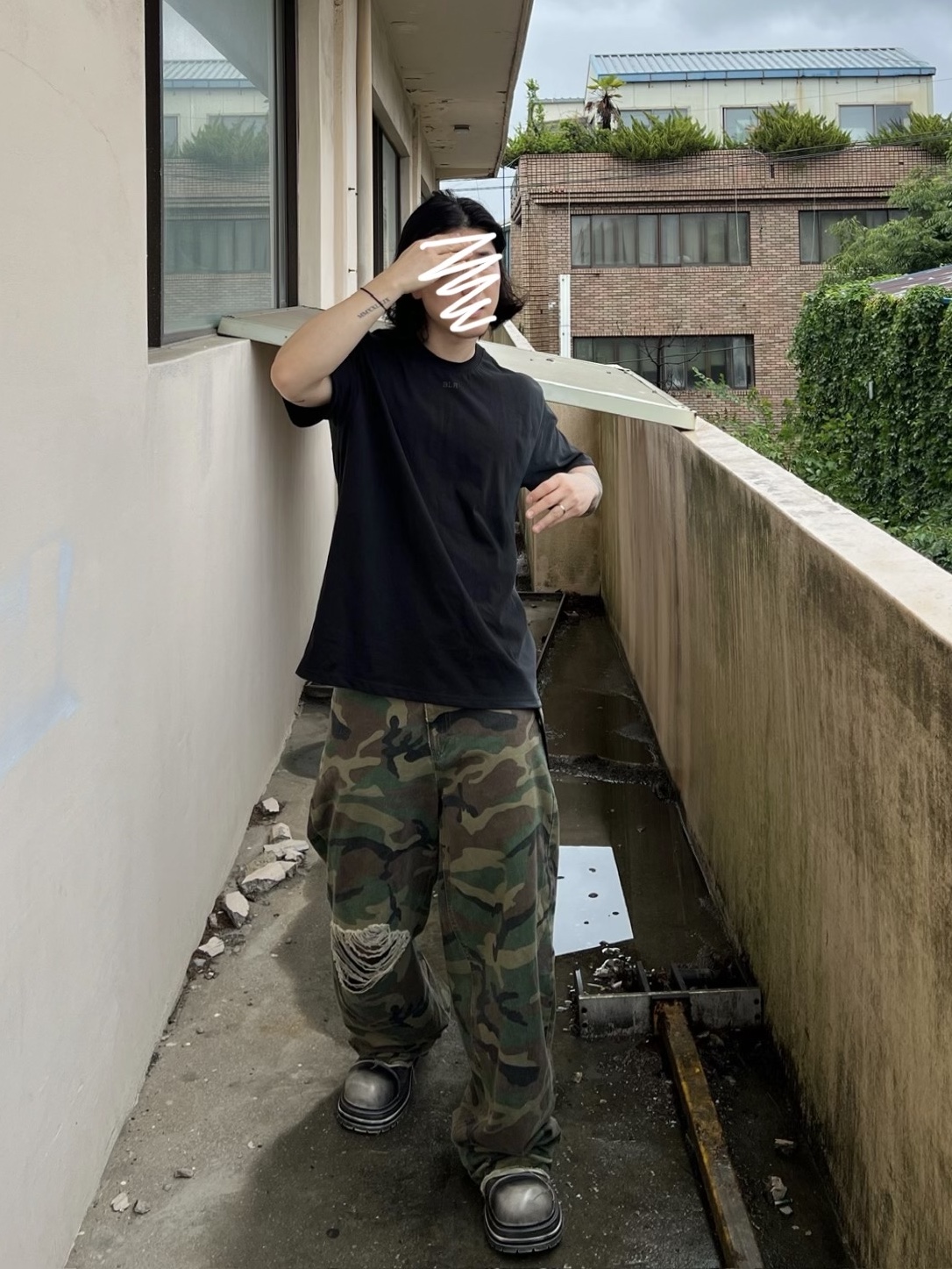 BLR Silhouette Graphic Oversized T-Shirt Black, Honda Motorcyle Gloves White 착용 스타일 - 4