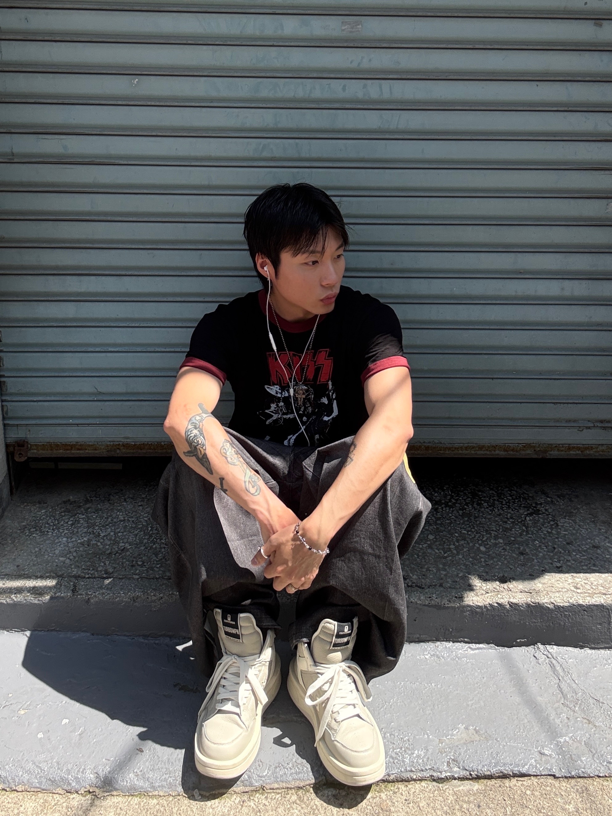 Converse x Drkshdw Turbowpn Pelican, MAINBOOTH X KISS End of the Road T-shirt Black 착용 스타일 - 3