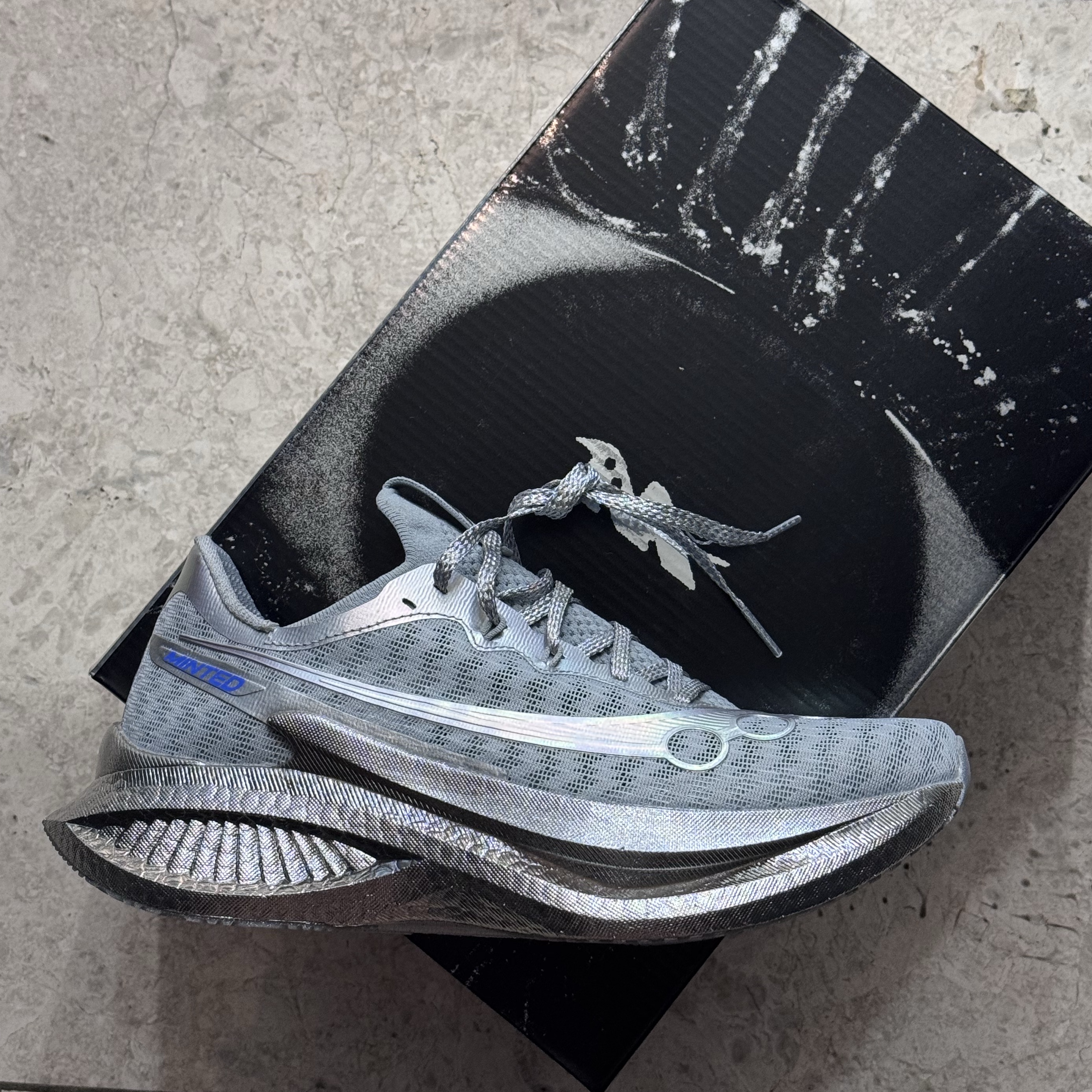Saucony x Minted NY Endorphin Pro 5 Silver 착용 스타일 - 2