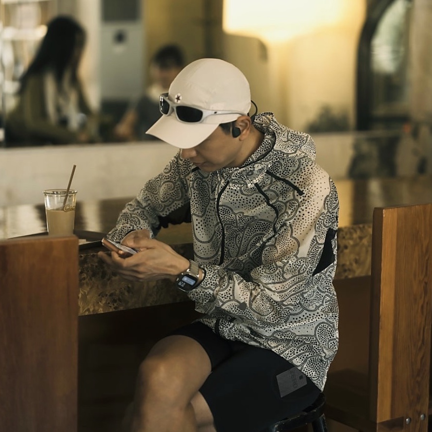 Asics Limited Metarun Windbreaker Jacket Performance Black Cream 착용 스타일 - 2