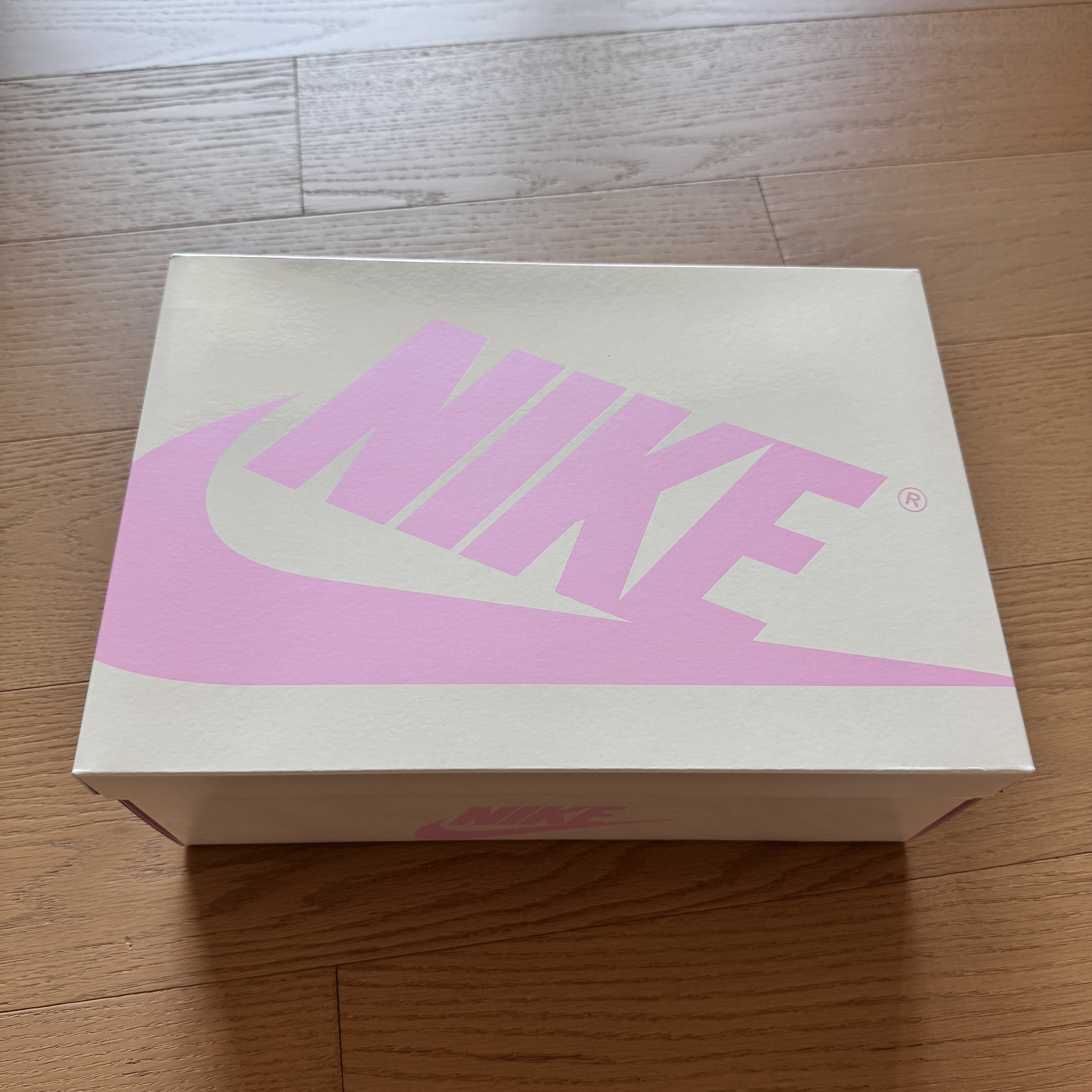 Jordan 1 x Travis Scott Retro Low OG SP Sail Tropical Pink 착용 스타일 - 1