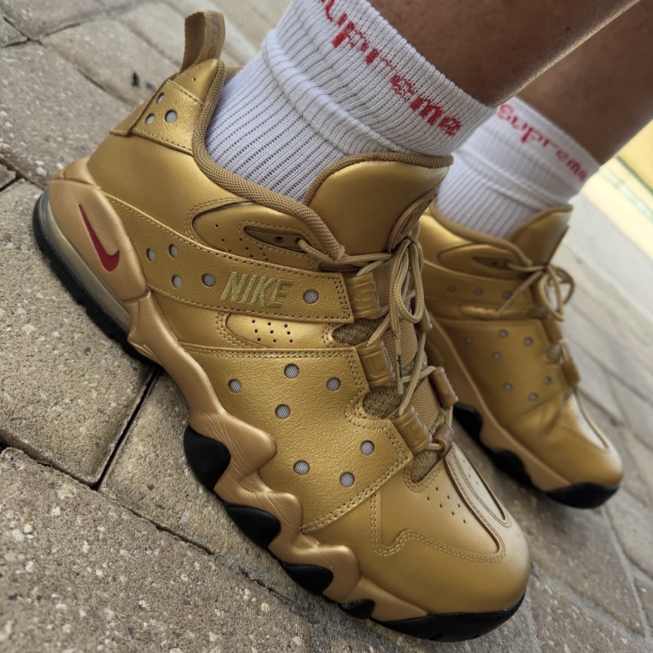 Nike x Supreme SB Air Max 2 CB 94 Low Metallic Gold Varisty Red Metallic Gold Black 착용 스타일 - 2