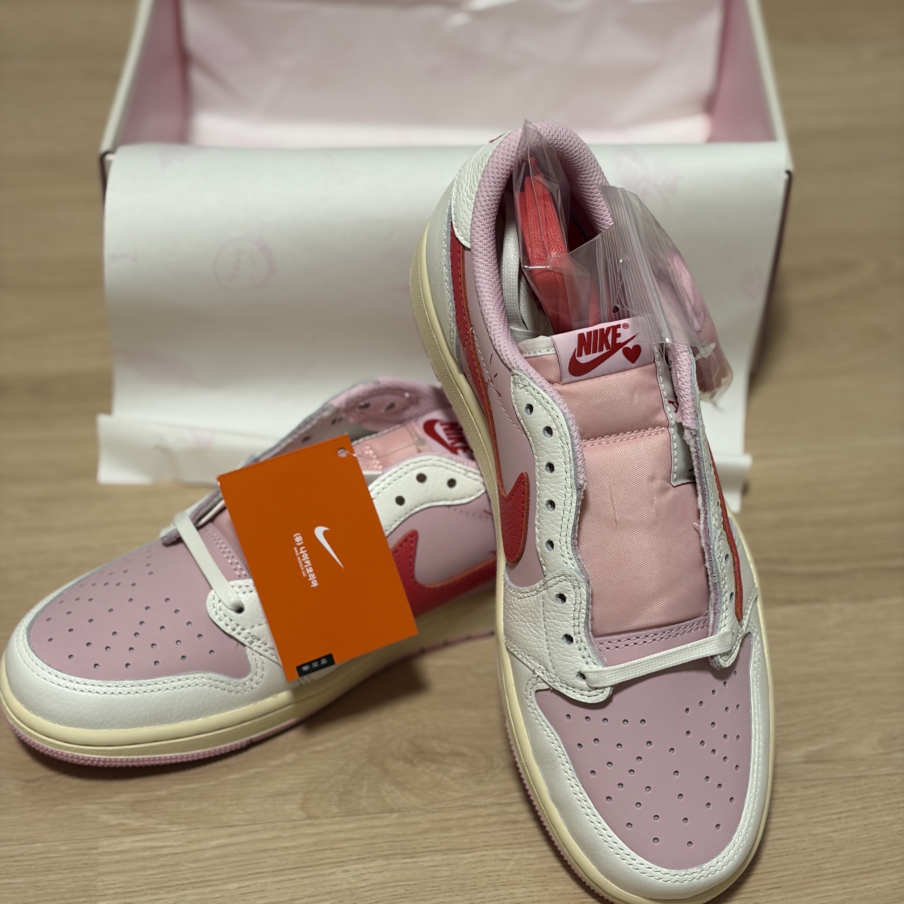 Jordan 1 x Travis Scott Retro Low OG SP Sail Tropical Pink 착용 스타일 - 1