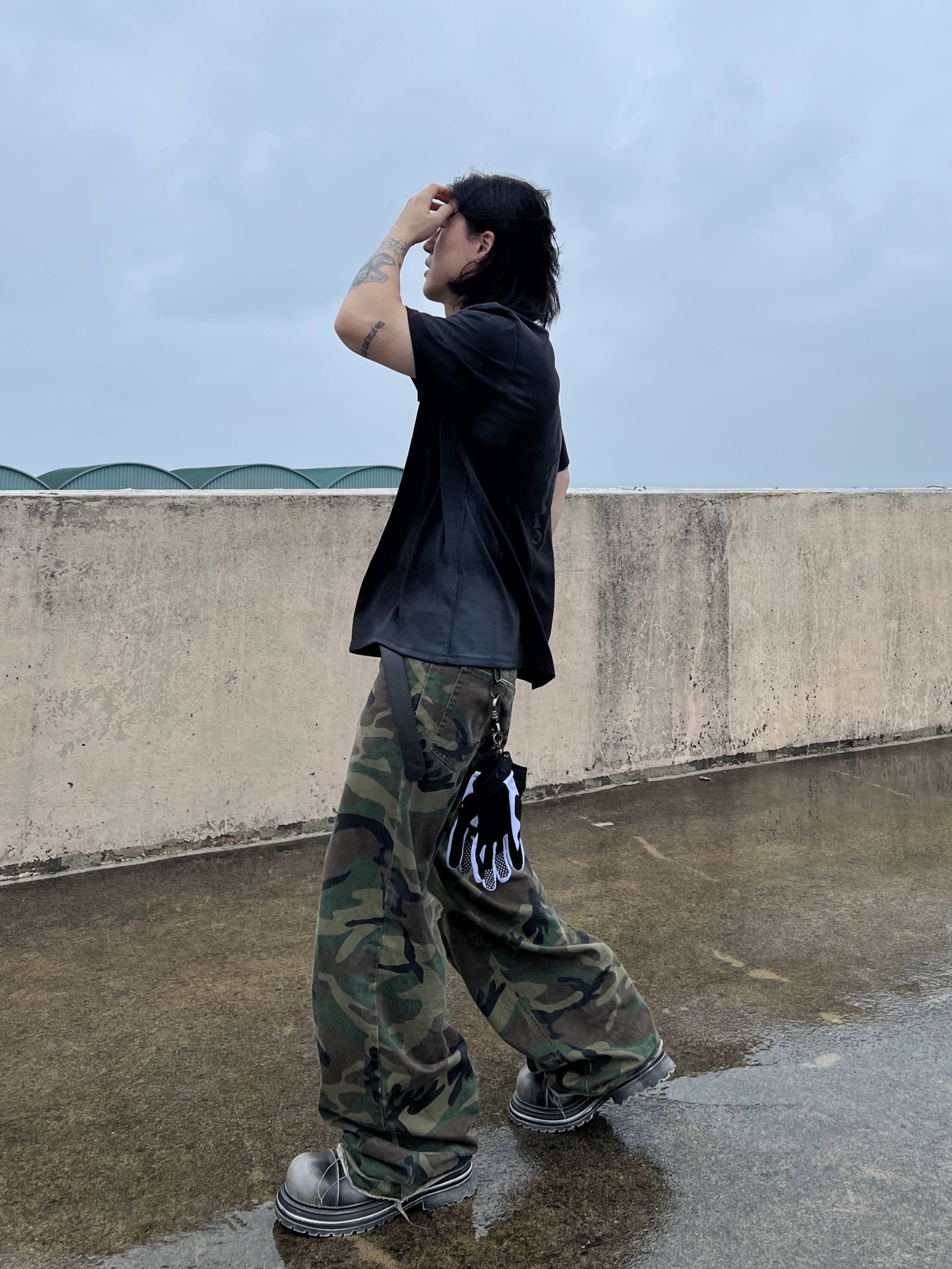 BLR Silhouette Graphic Oversized T-Shirt Black, Honda Motorcyle Gloves White 착용 스타일 - 5