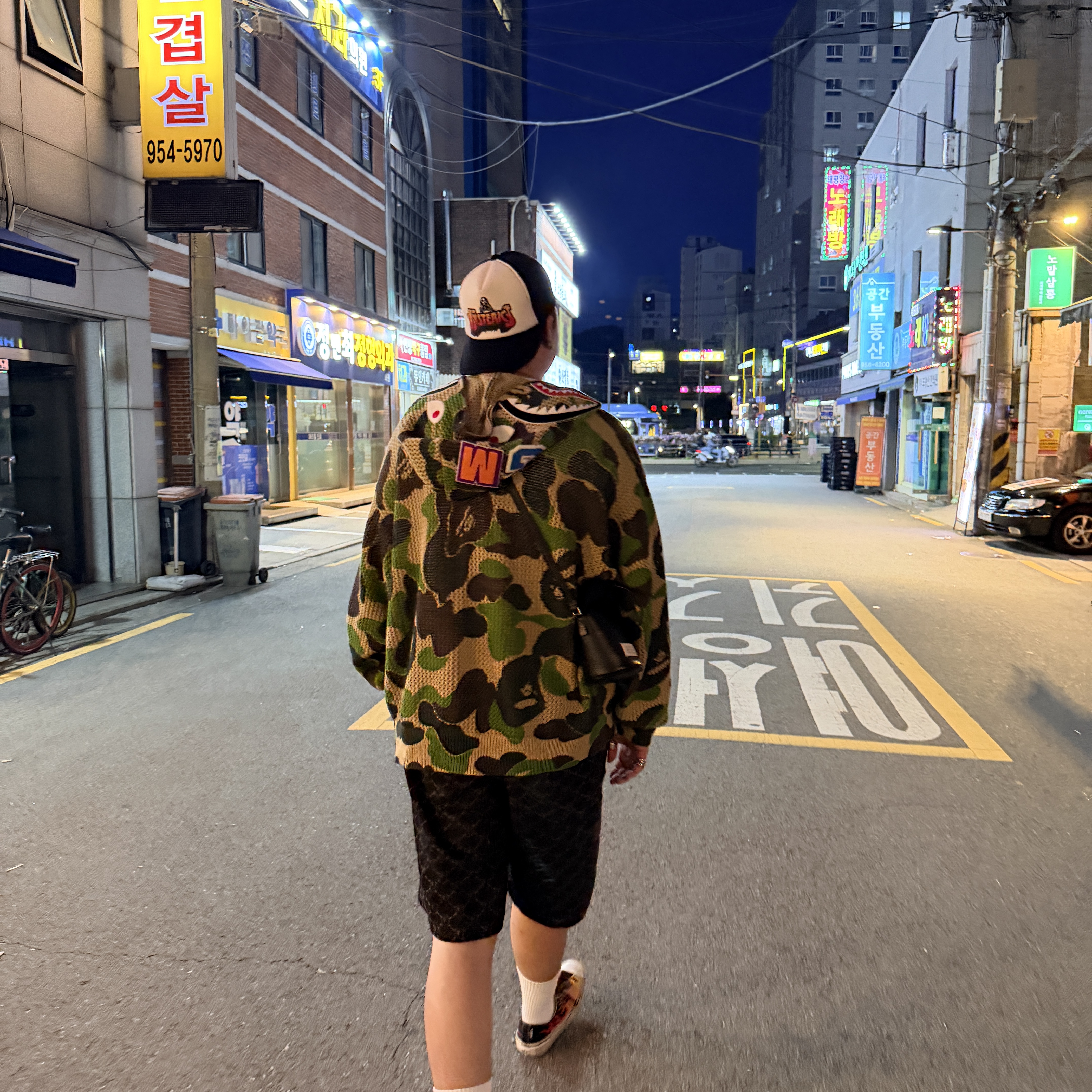 Hysteric Glamour Bad Ass Fire Logo Mesh Cap Black, Saint Mxxxxxx x BAPE Generation S/S T-Shirt White - 25AW 착용 스타일 - 1