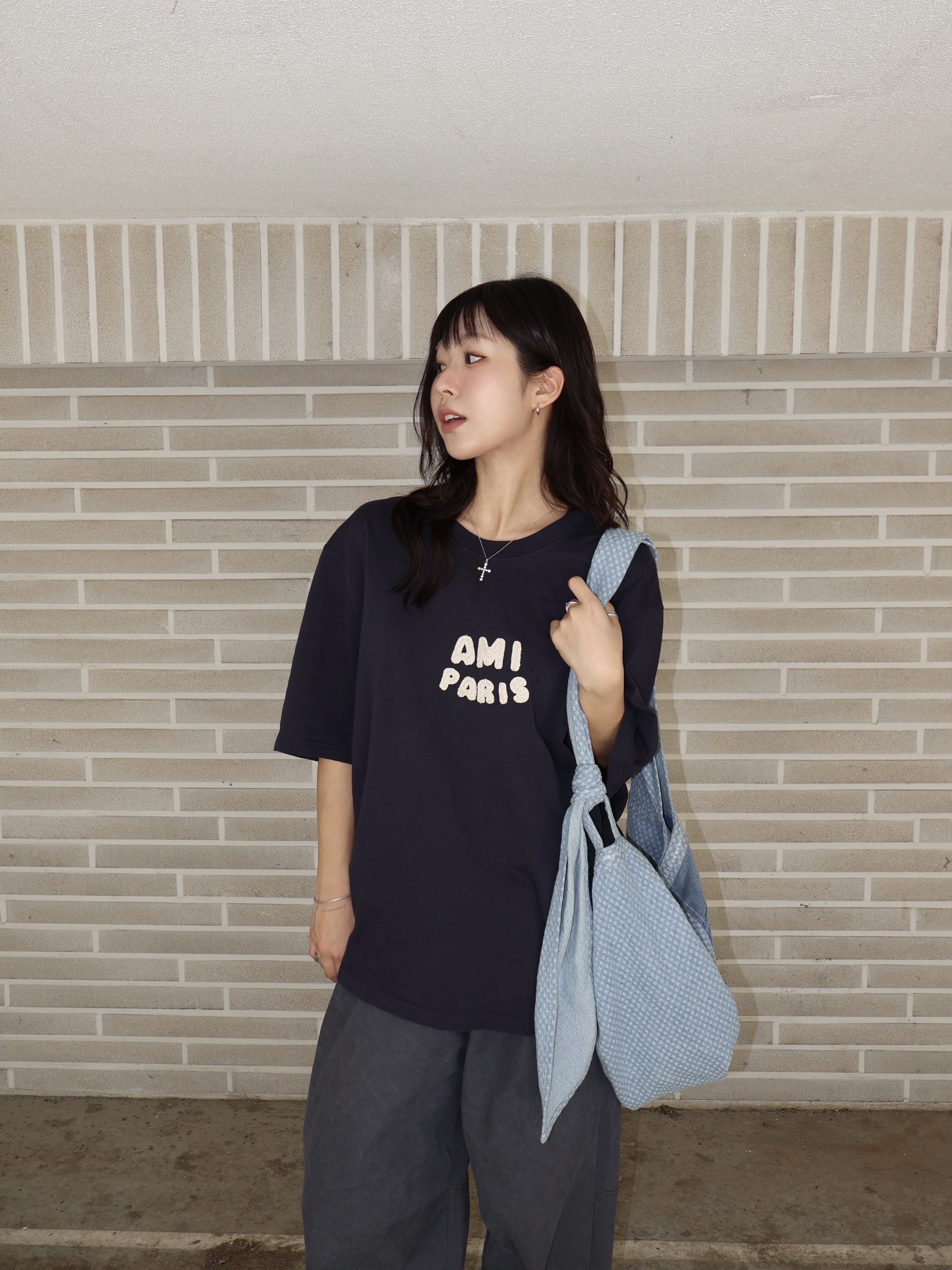 AMI Short Sleeve T-Shirt Navy 착용 스타일 - 2