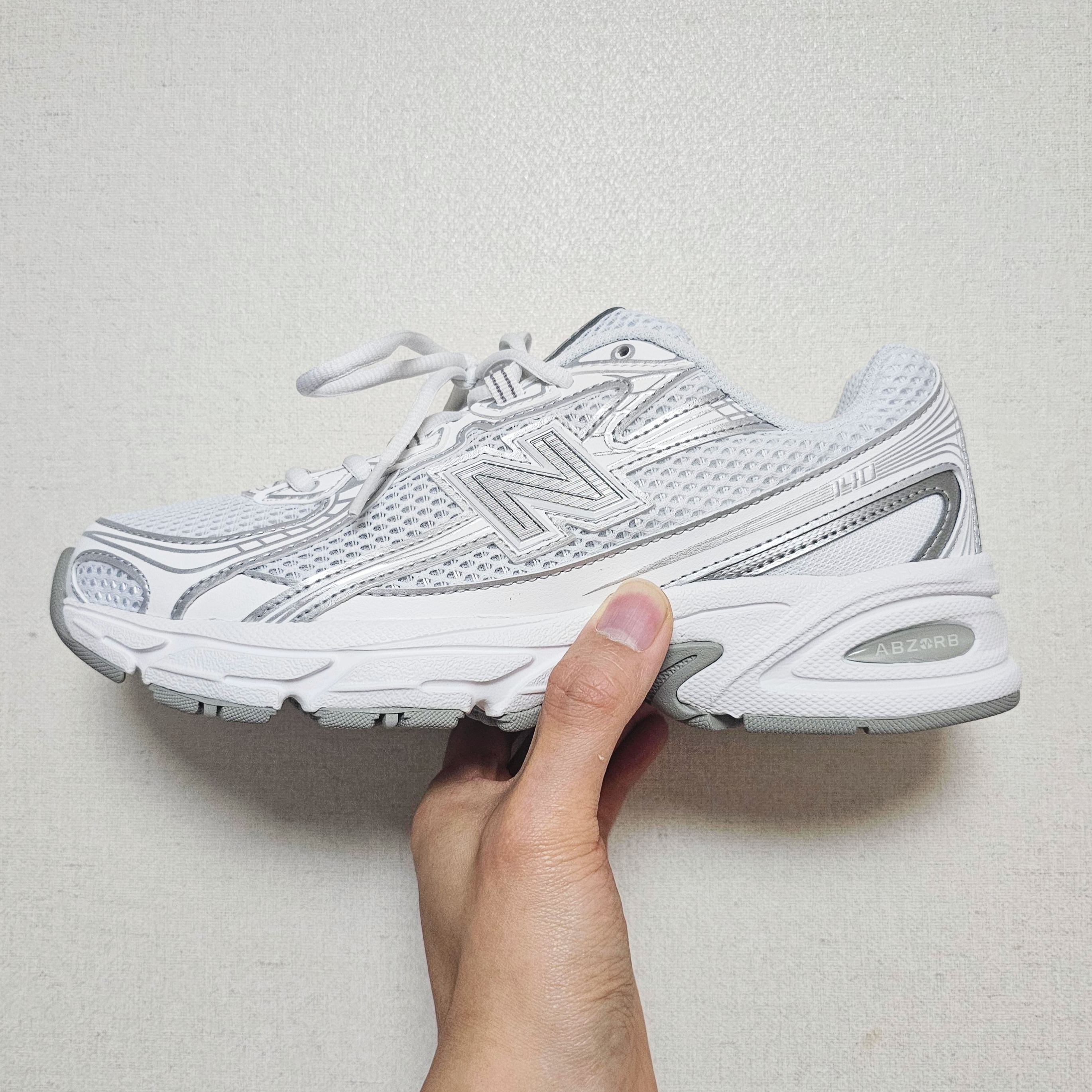 New Balance 740v2 White Silver Metallic 착용 스타일