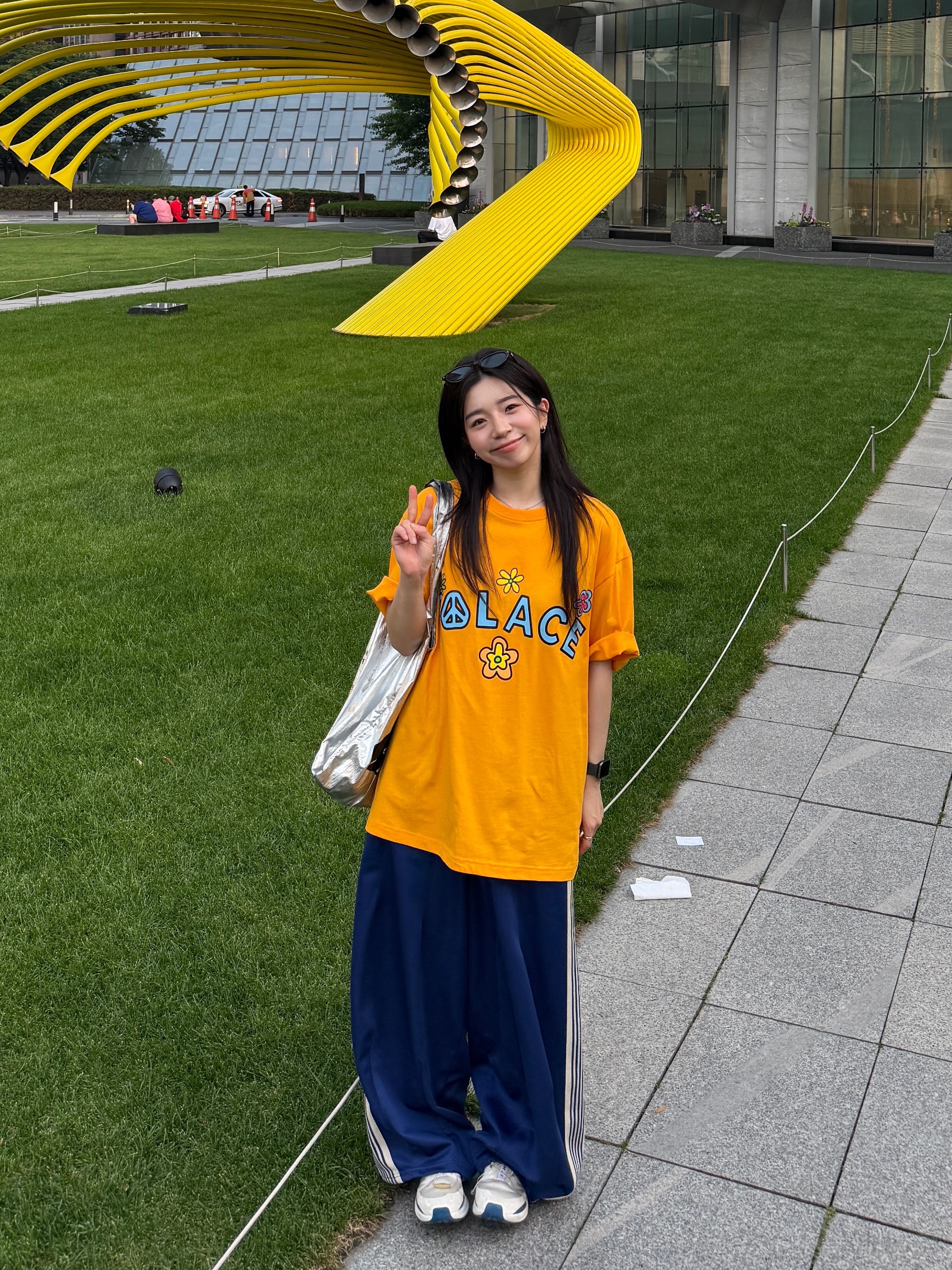 Palace Me Myself And Tri T-Shirt Sunny Yellow - 26SS, Needles H.D. Track Pants Poly Smooth Royal 착용 스타일 - 3