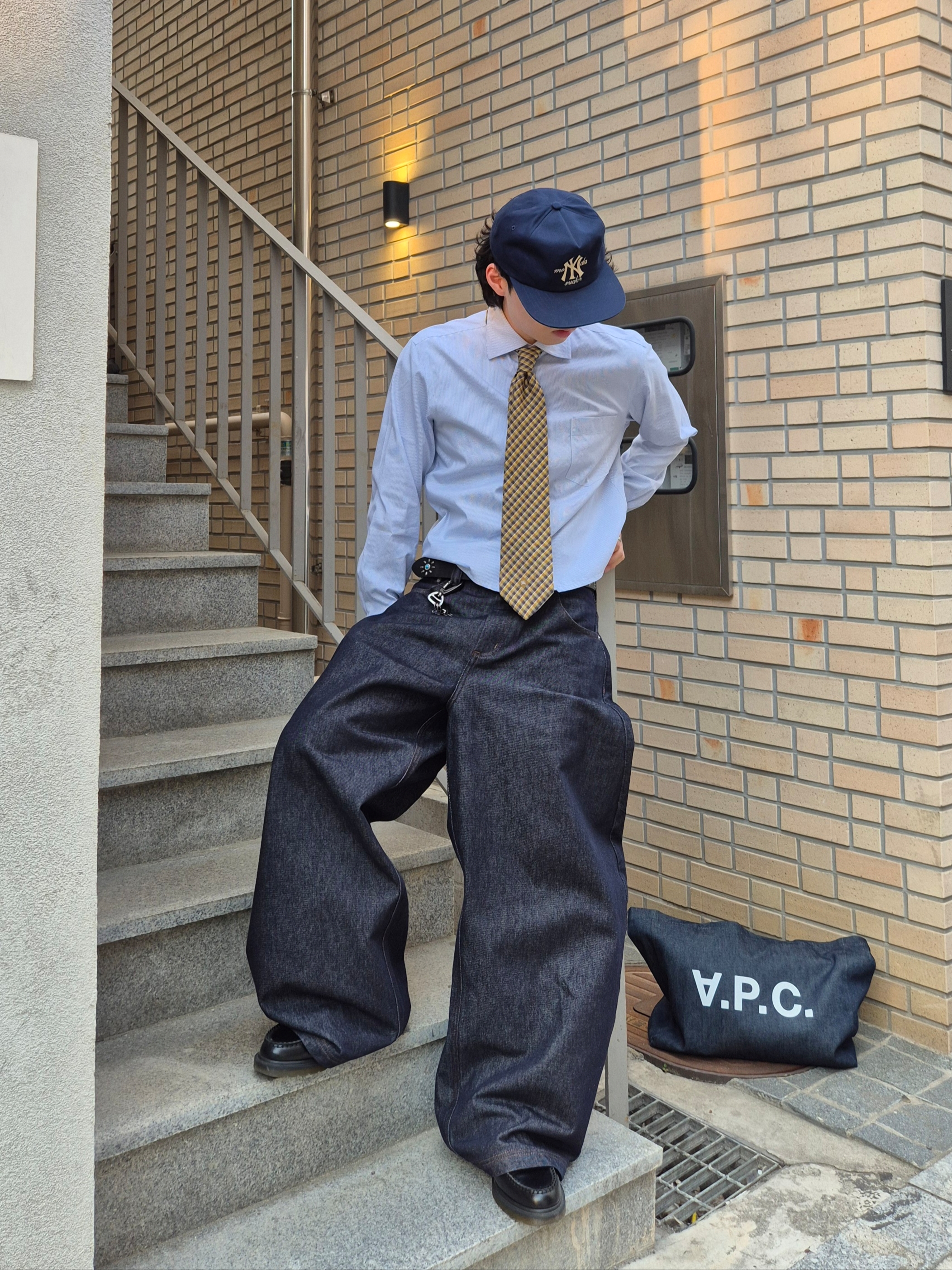 Dr. Martens Adrian Smooth Black, A.P.C. Daniela Shopping Bag Indigo 착용 스타일 - 2