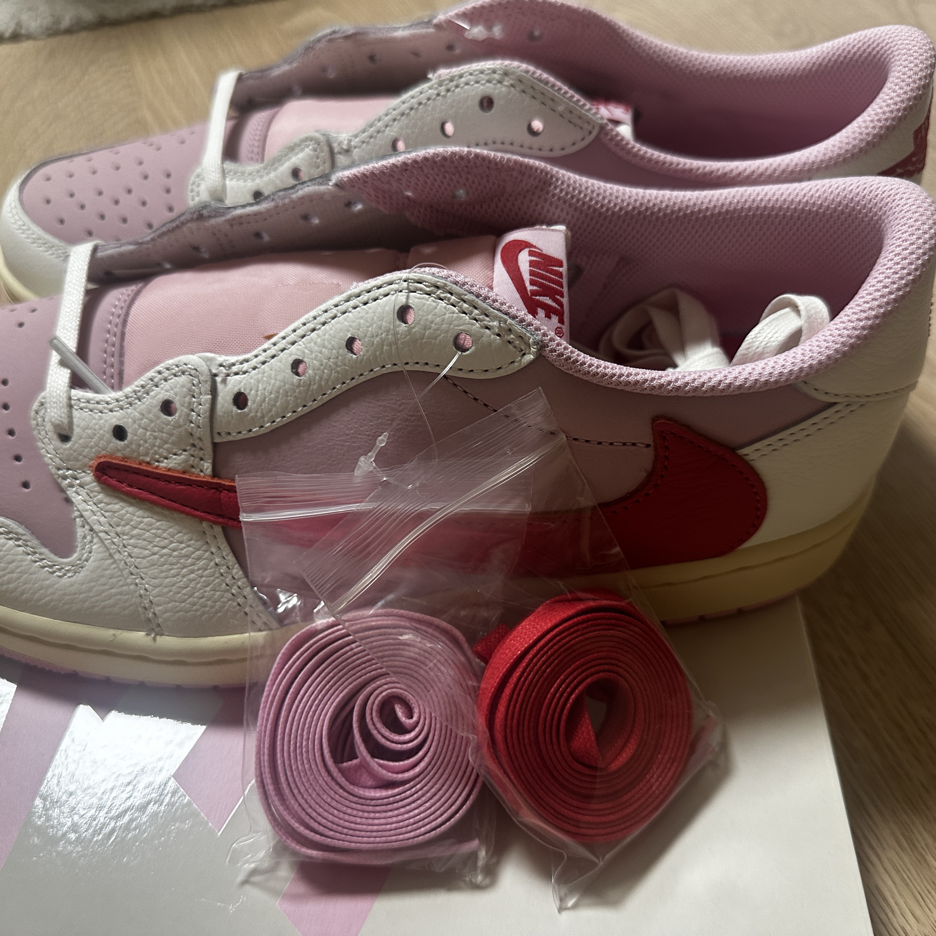 Jordan 1 x Travis Scott Retro Low OG SP Sail Tropical Pink 착용 스타일 - 2