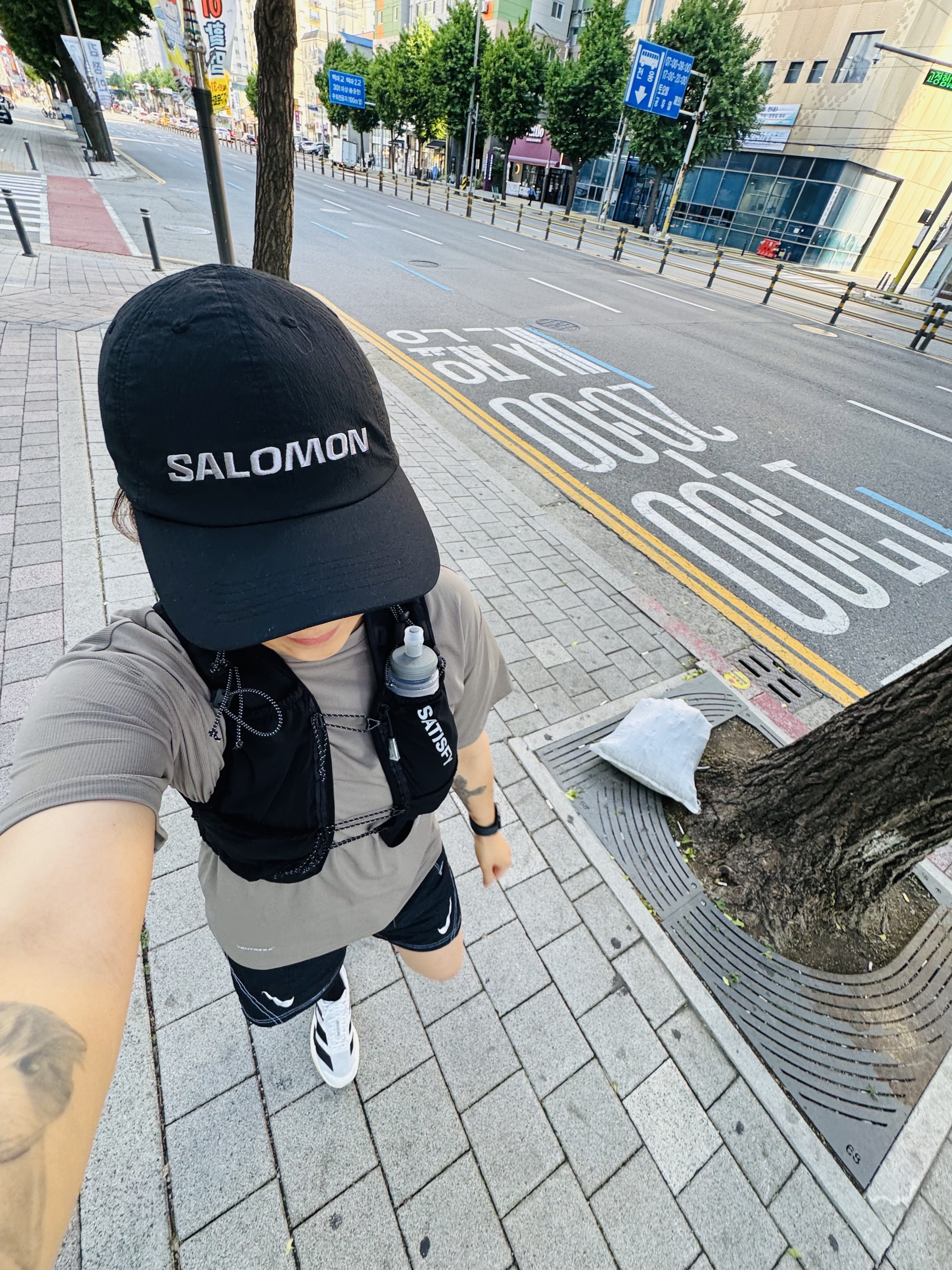 Salomon Primary Ball Cap Black, Nike Vomero 18 Black Dark Smoke Grey 착용 스타일 - 8