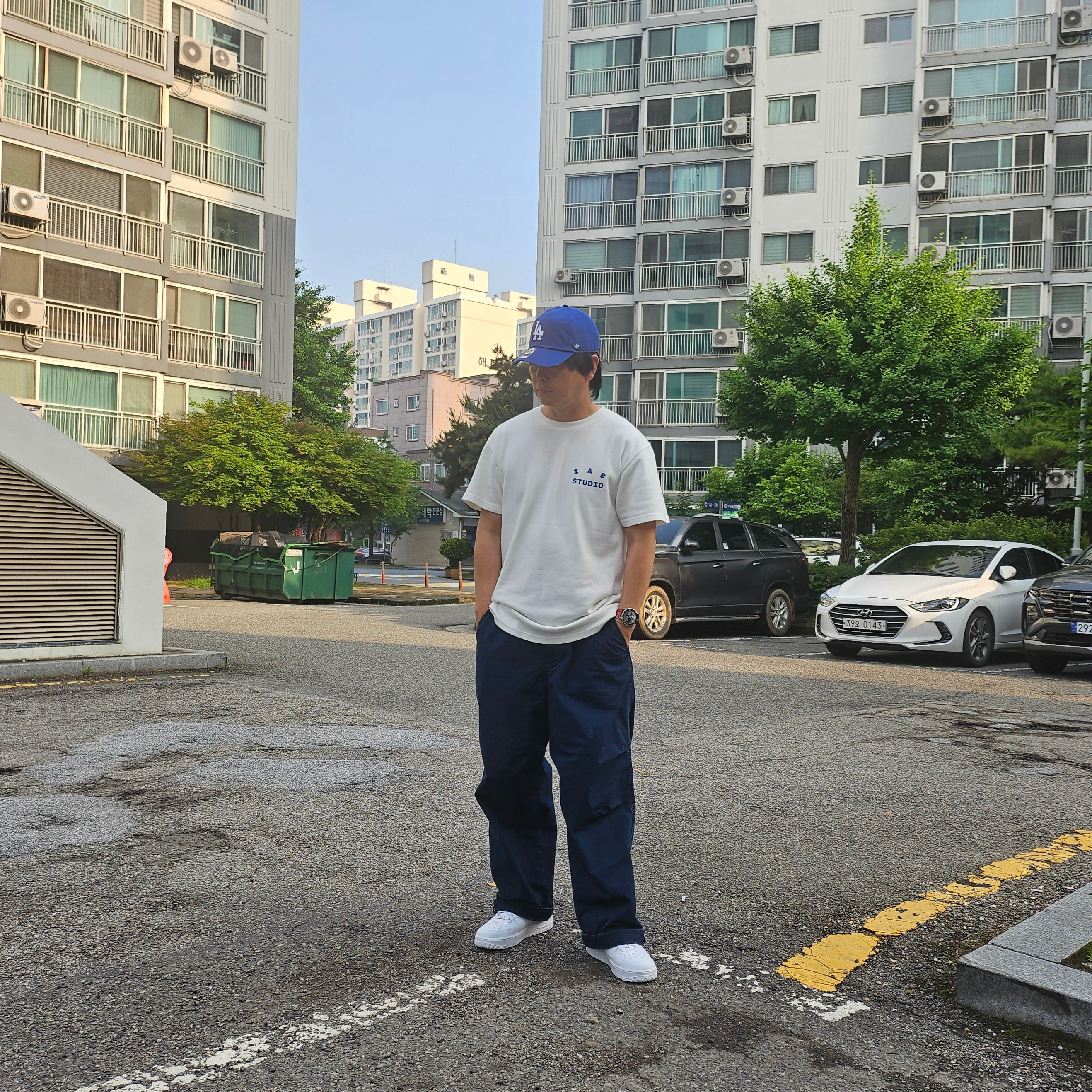 Nike x Supreme Air Force 1 Low White, IAB Studio 10th Anniversary T-Shirt White 착용 스타일 - 2