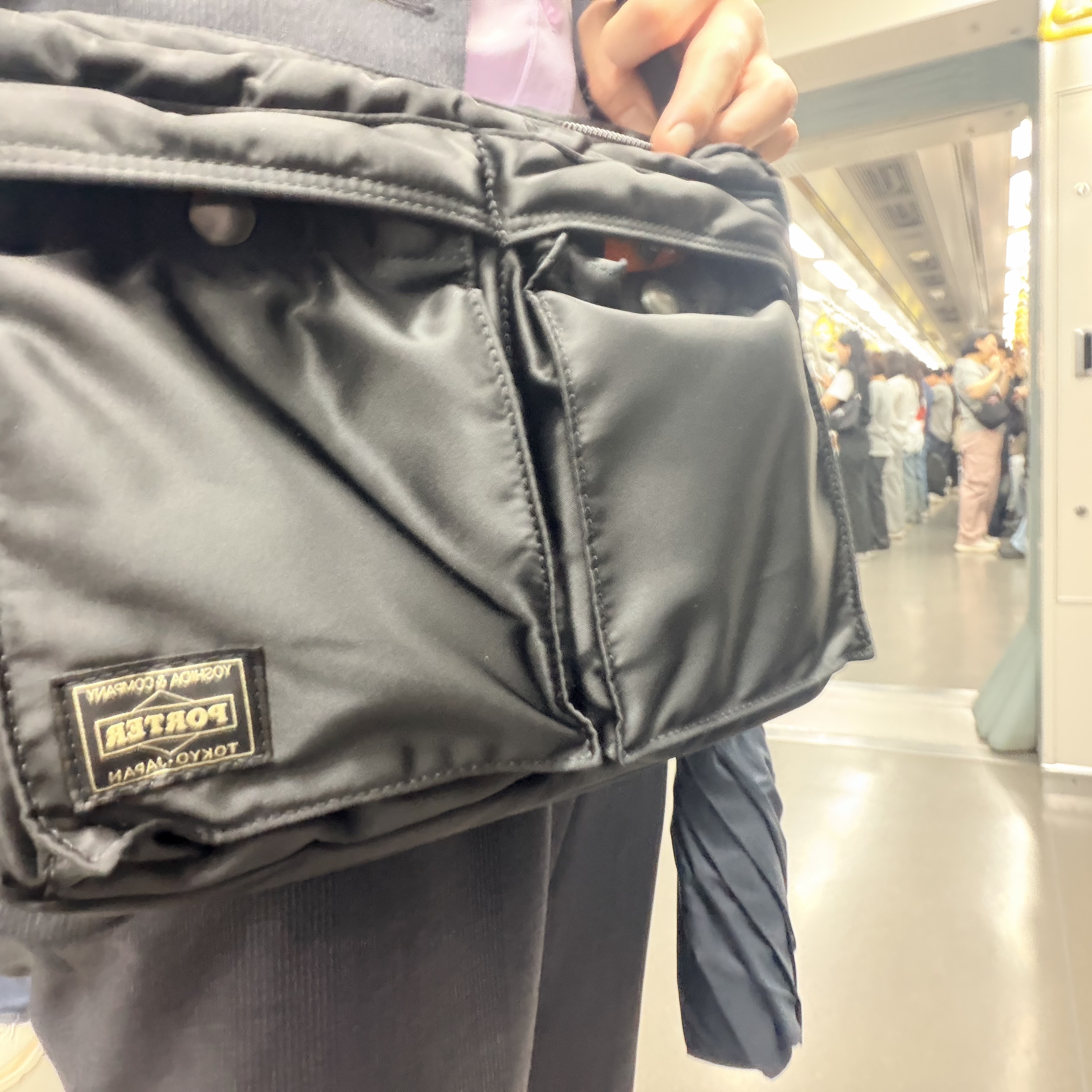 Porter All New Tanker Sling Bag Zip L Black 착용 스타일 - 2