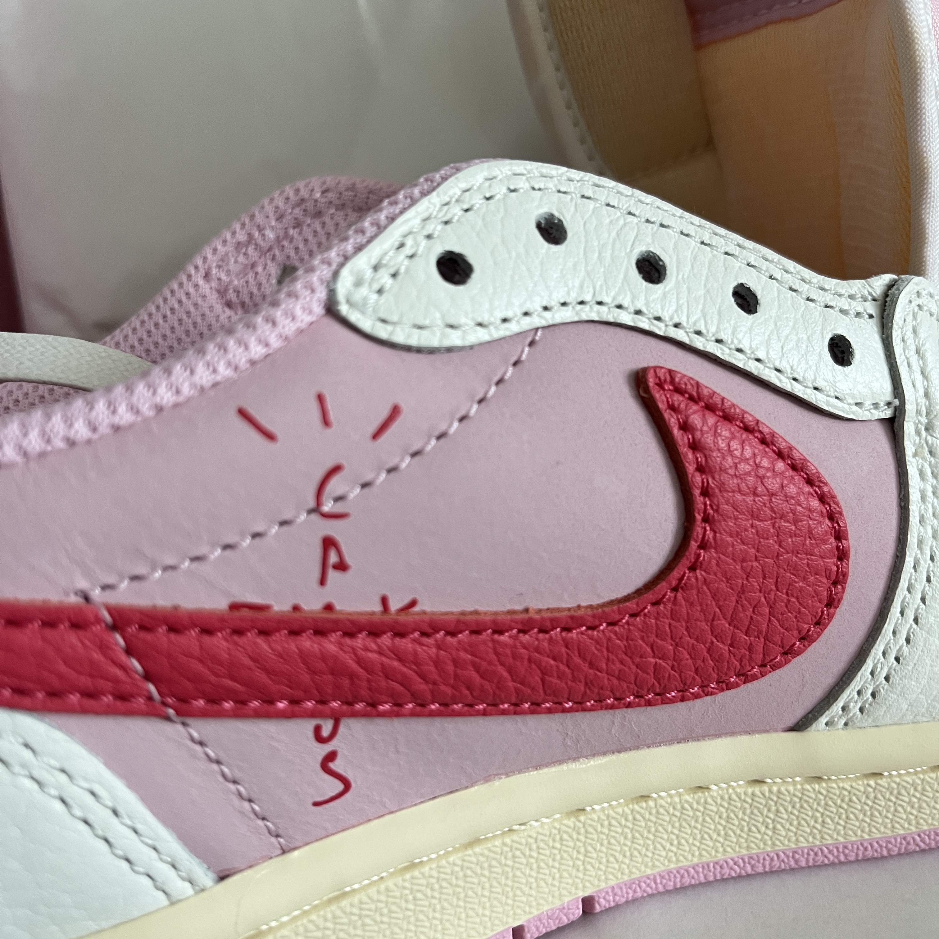 Jordan 1 x Travis Scott Retro Low OG SP Sail Tropical Pink 착용 스타일 - 3