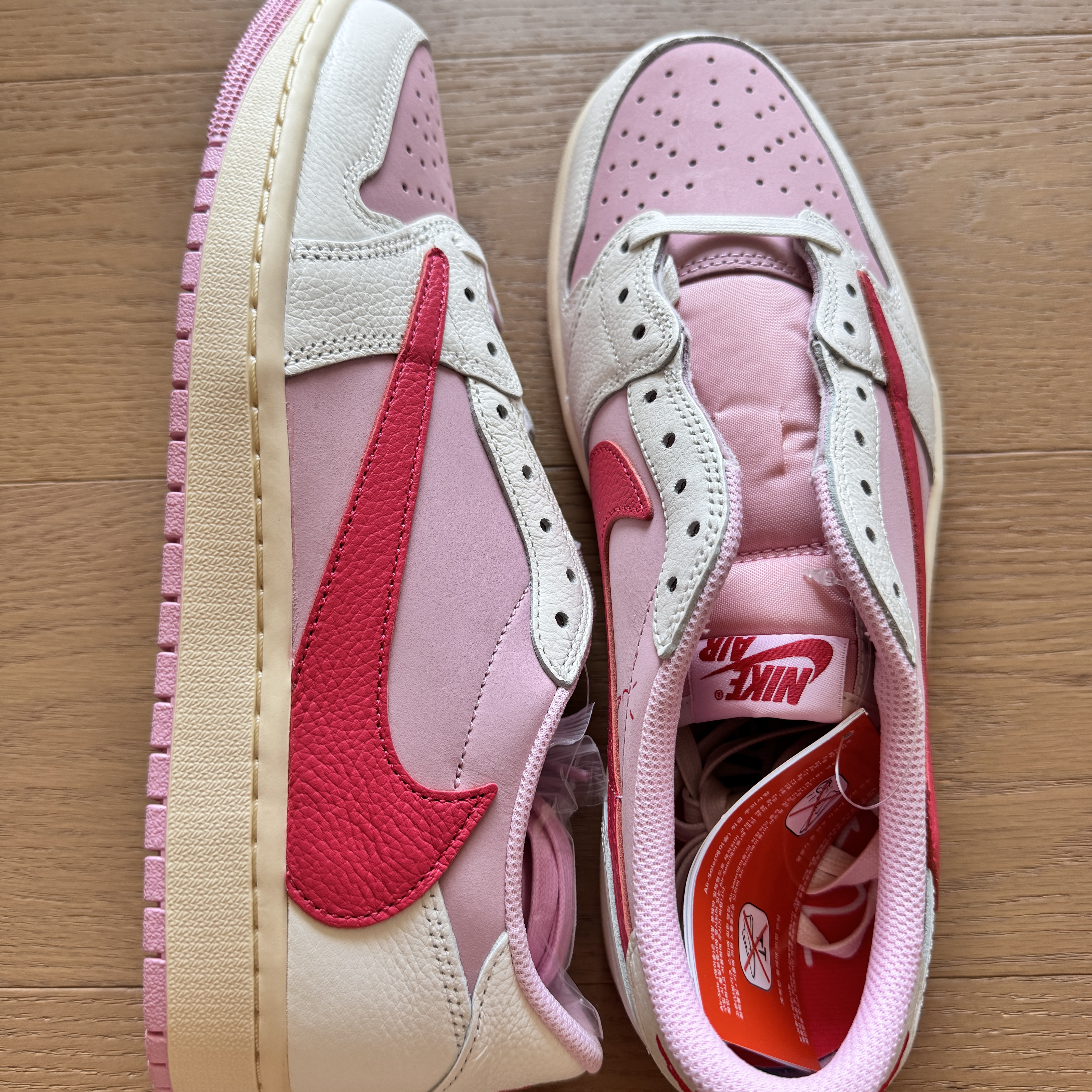 Jordan 1 x Travis Scott Retro Low OG SP Sail Tropical Pink 착용 스타일 - 3