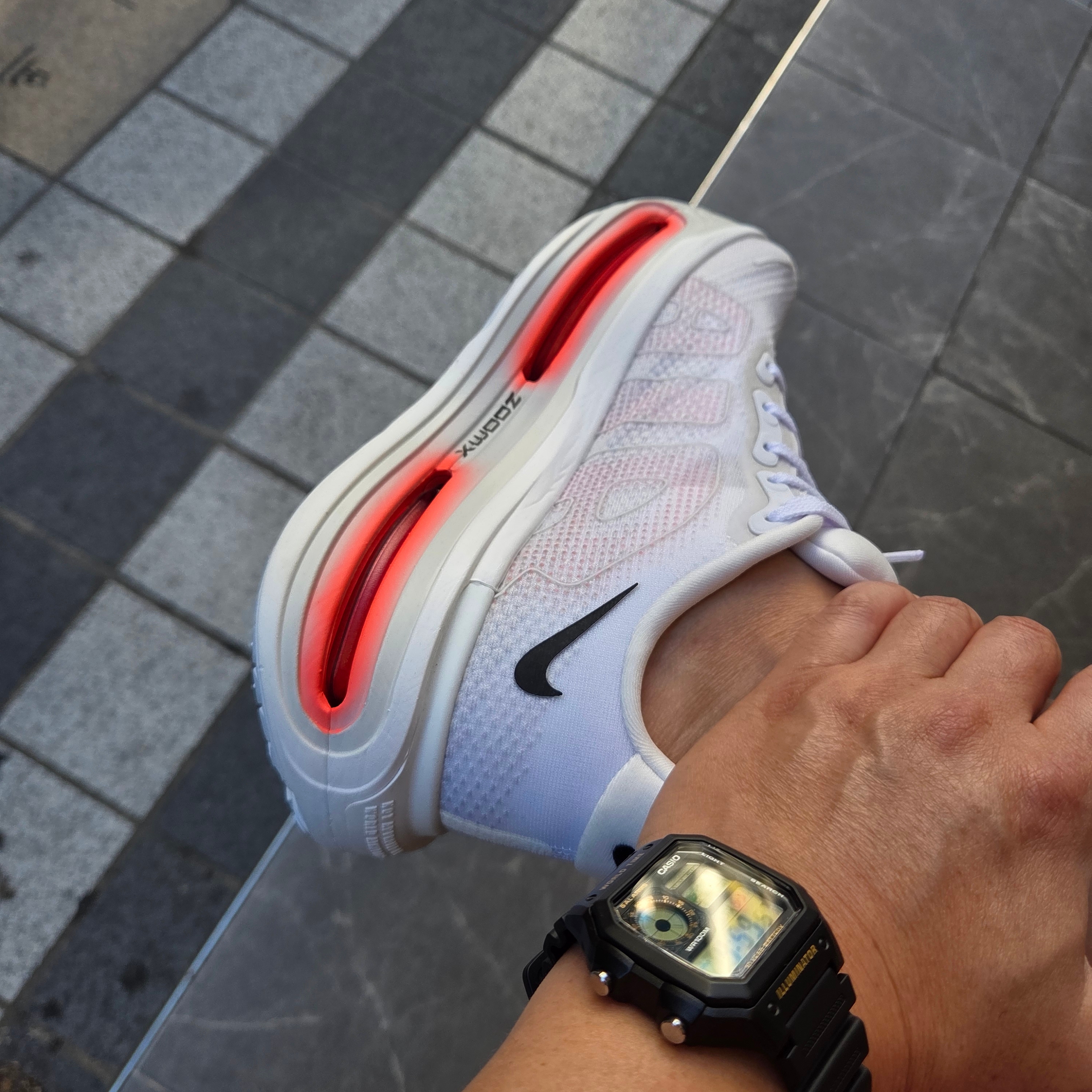 Nike Vomero Premium White Bright Crimson 착용 스타일