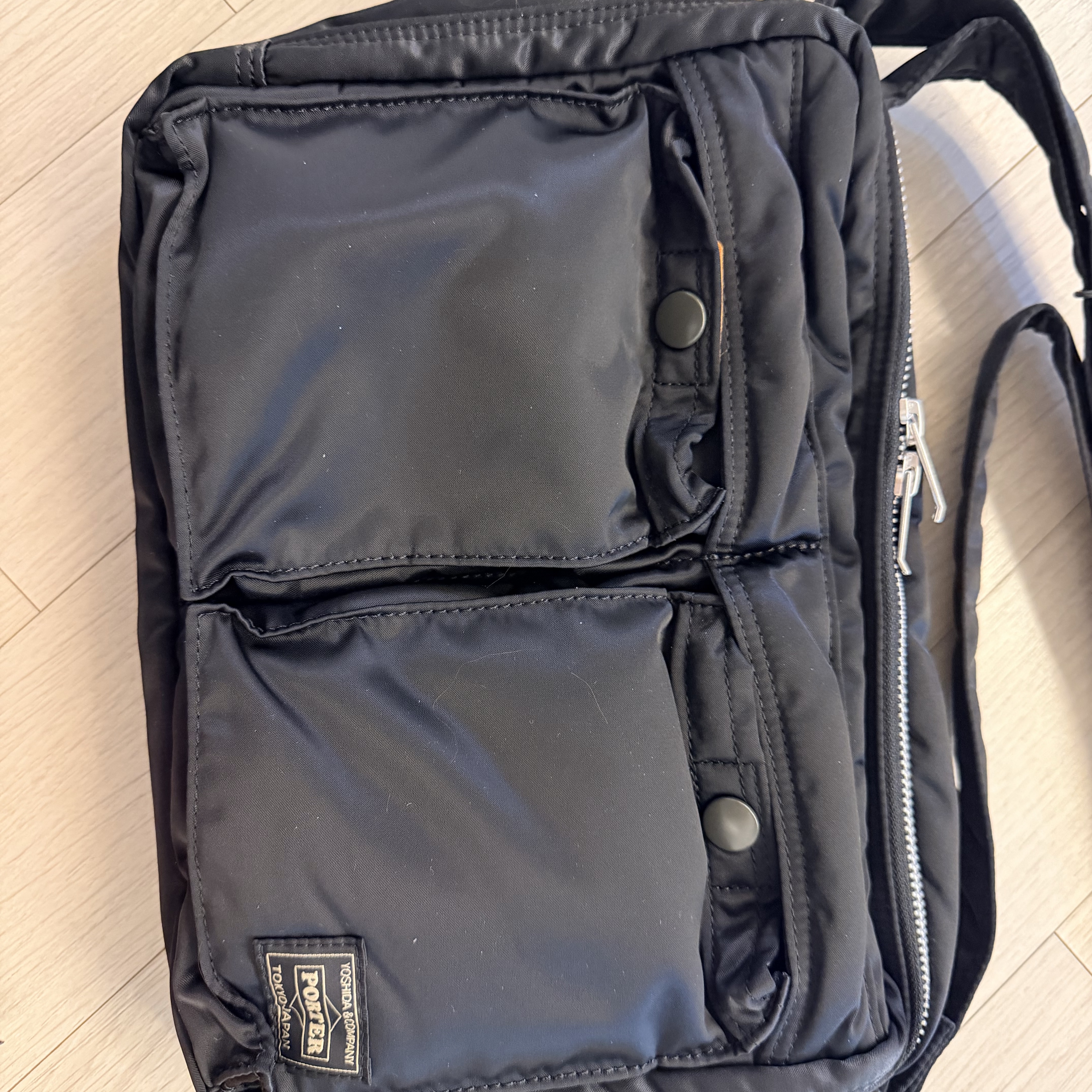 Porter All New Tanker Sling Bag Zip L Black 착용 스타일 - 1