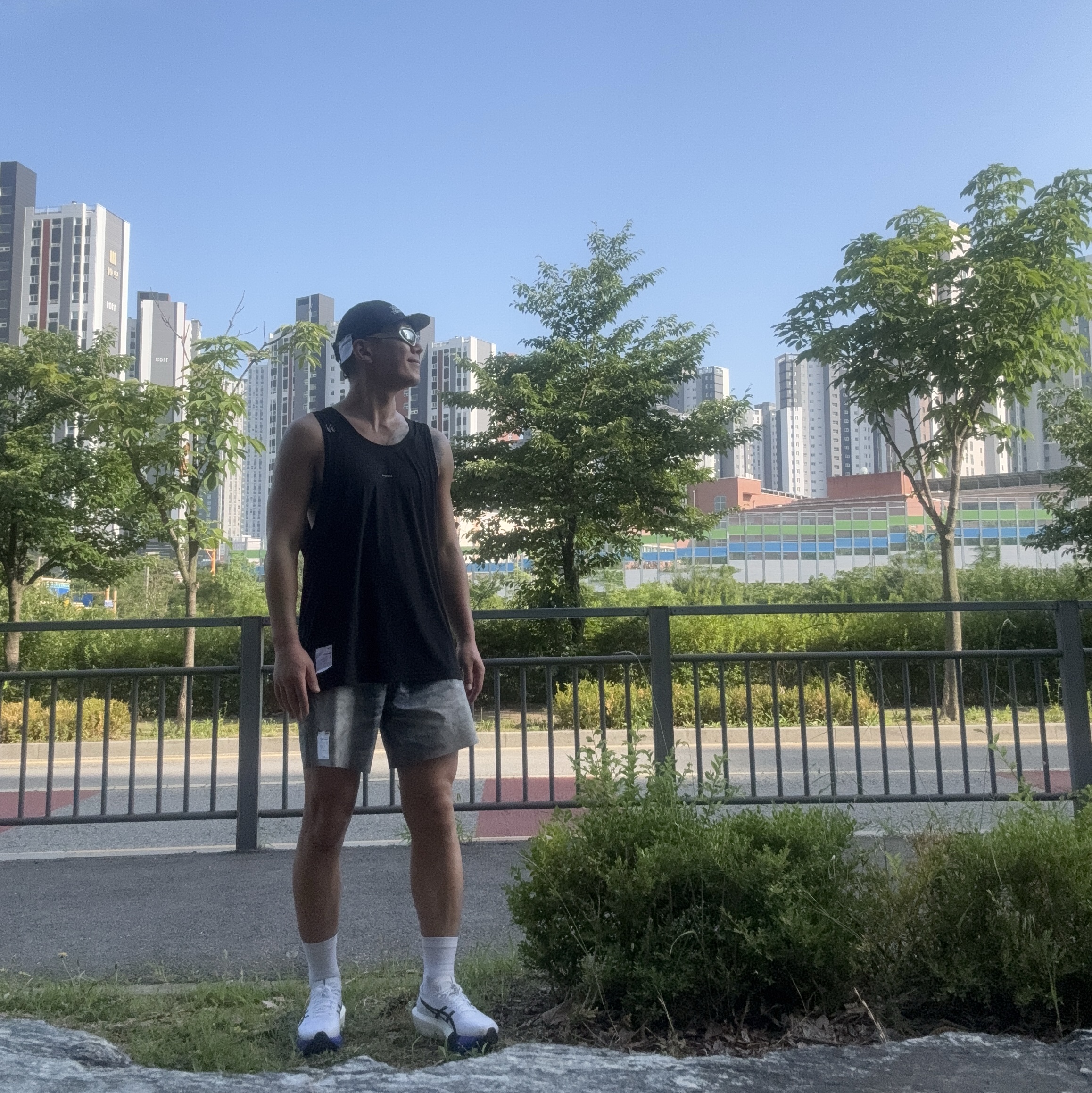 Satisfy Peaceshell 5 Inch Unlined Shorts Digital Denim, Satisfy Space-O Singlet Black 착용 스타일 - 2