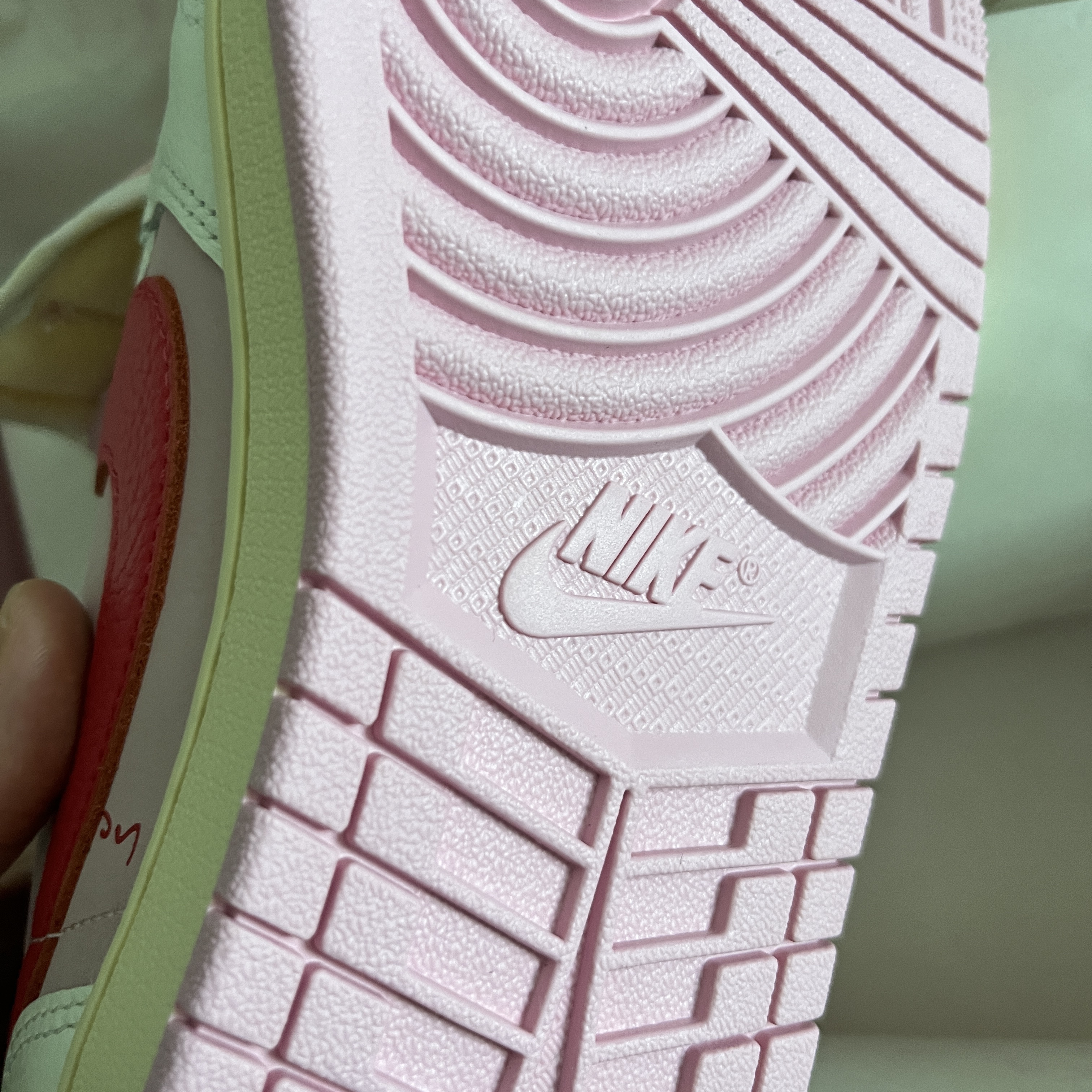 Jordan 1 x Travis Scott Retro Low OG SP Sail Tropical Pink 착용 스타일 - 4