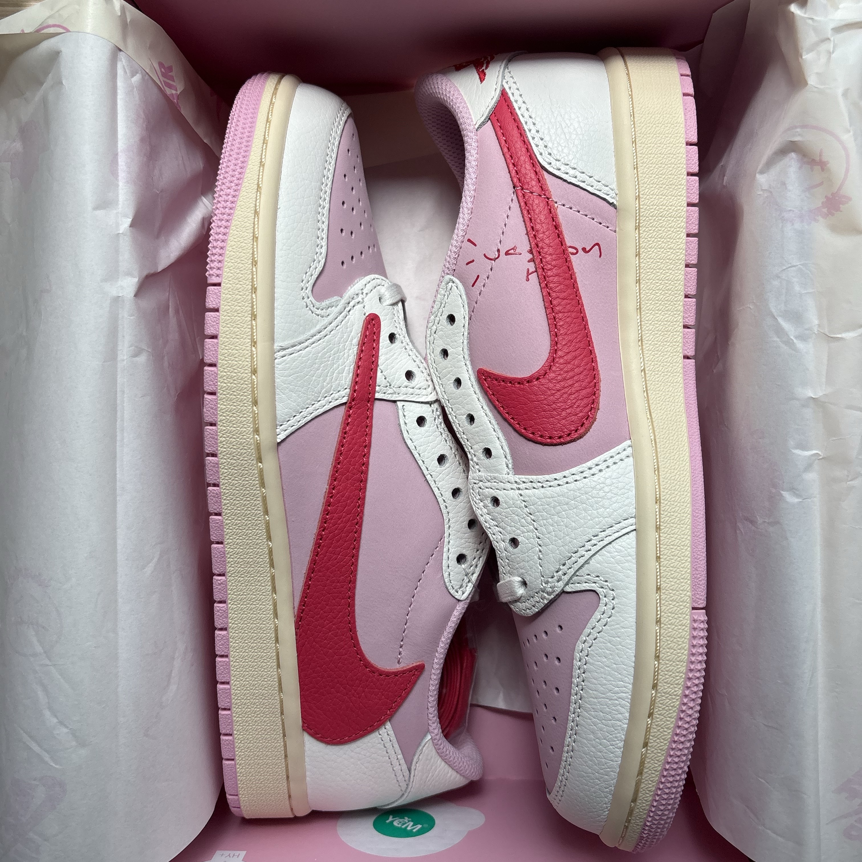 Jordan 1 x Travis Scott Retro Low OG SP Sail Tropical Pink 착용 스타일