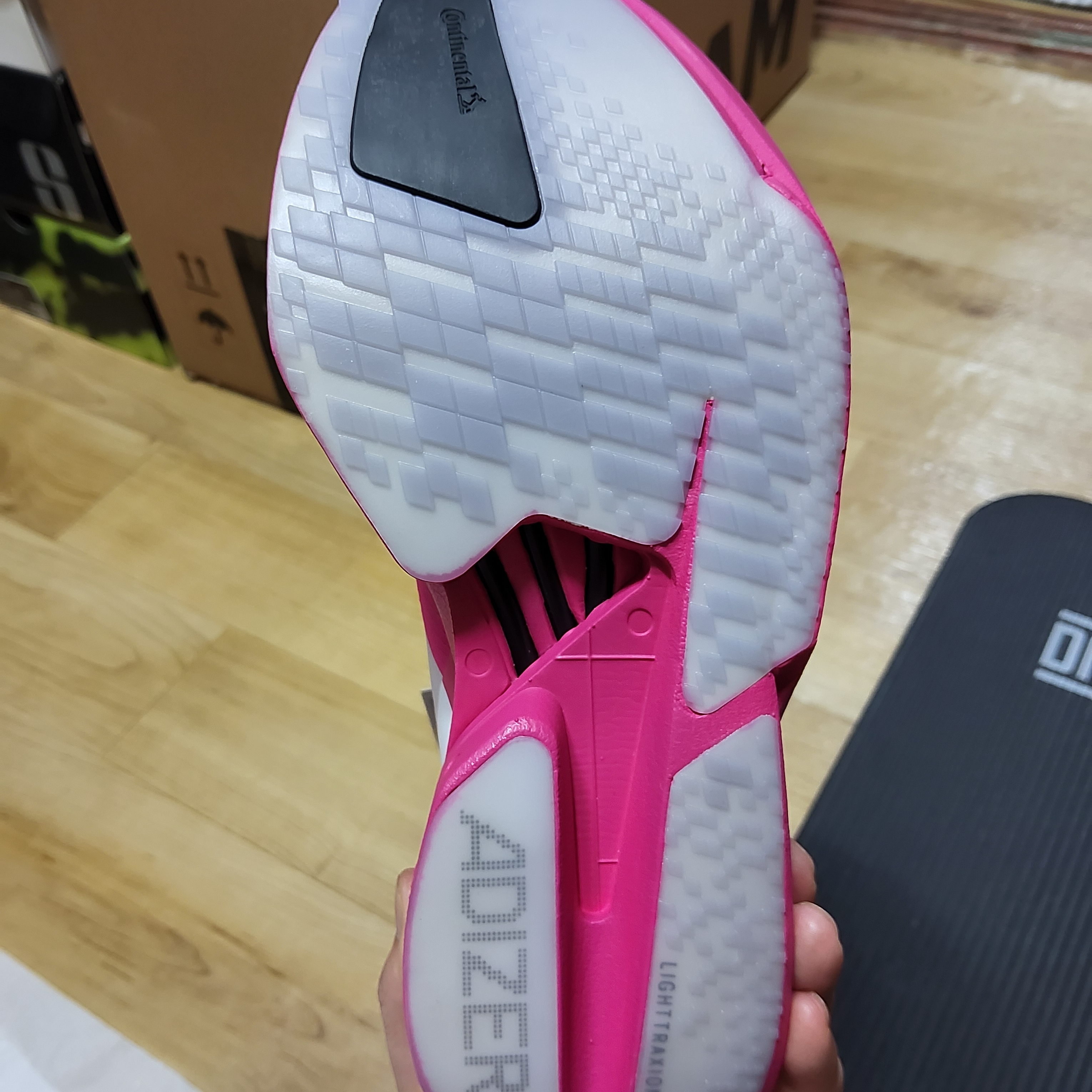 Adidas Adizero Adios Pro 4 Shock Pink Zero Metalic 착용 스타일 - 7
