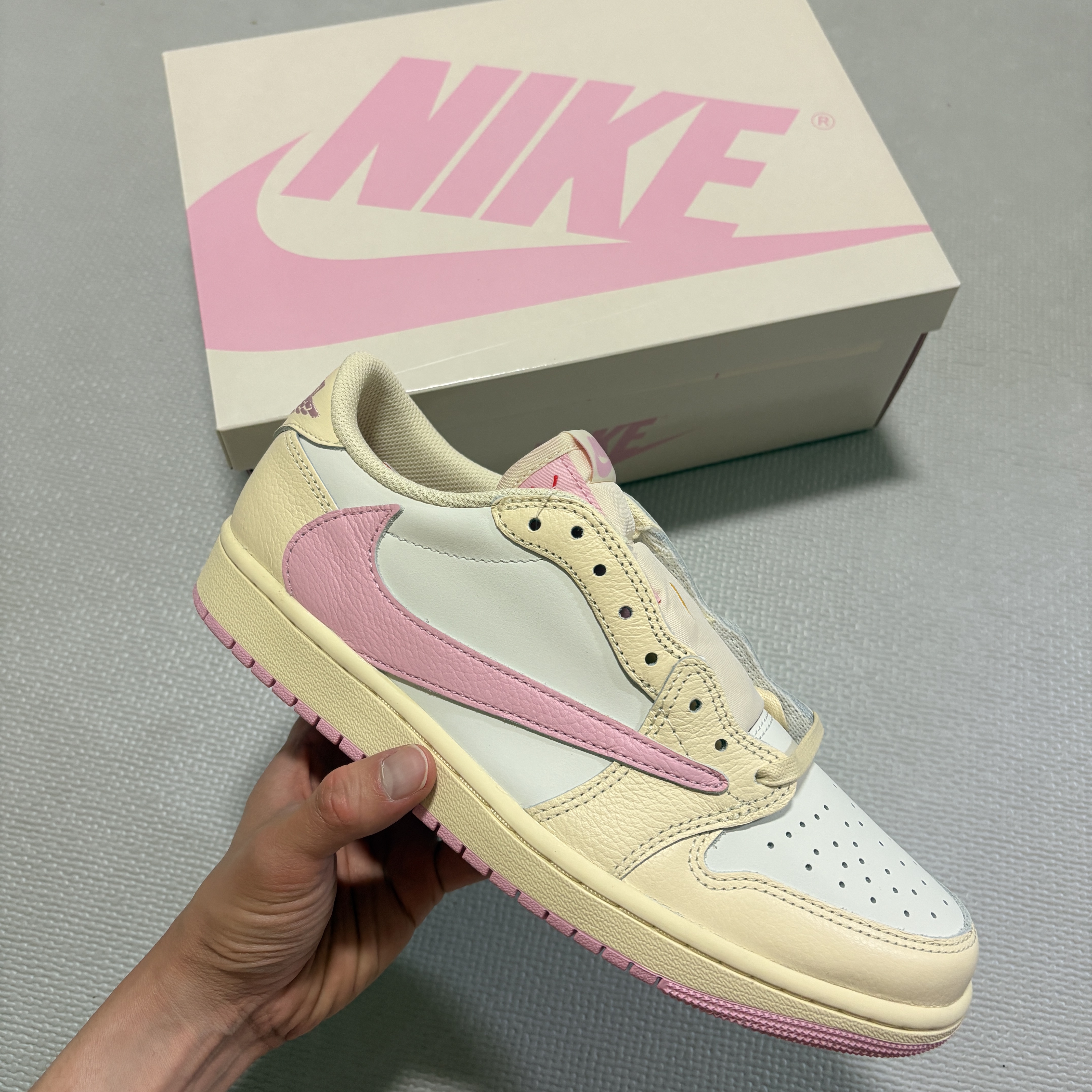 Jordan 1 x Travis Scott Retro Low OG SP Muslin Shy Pink 착용 스타일 - 1