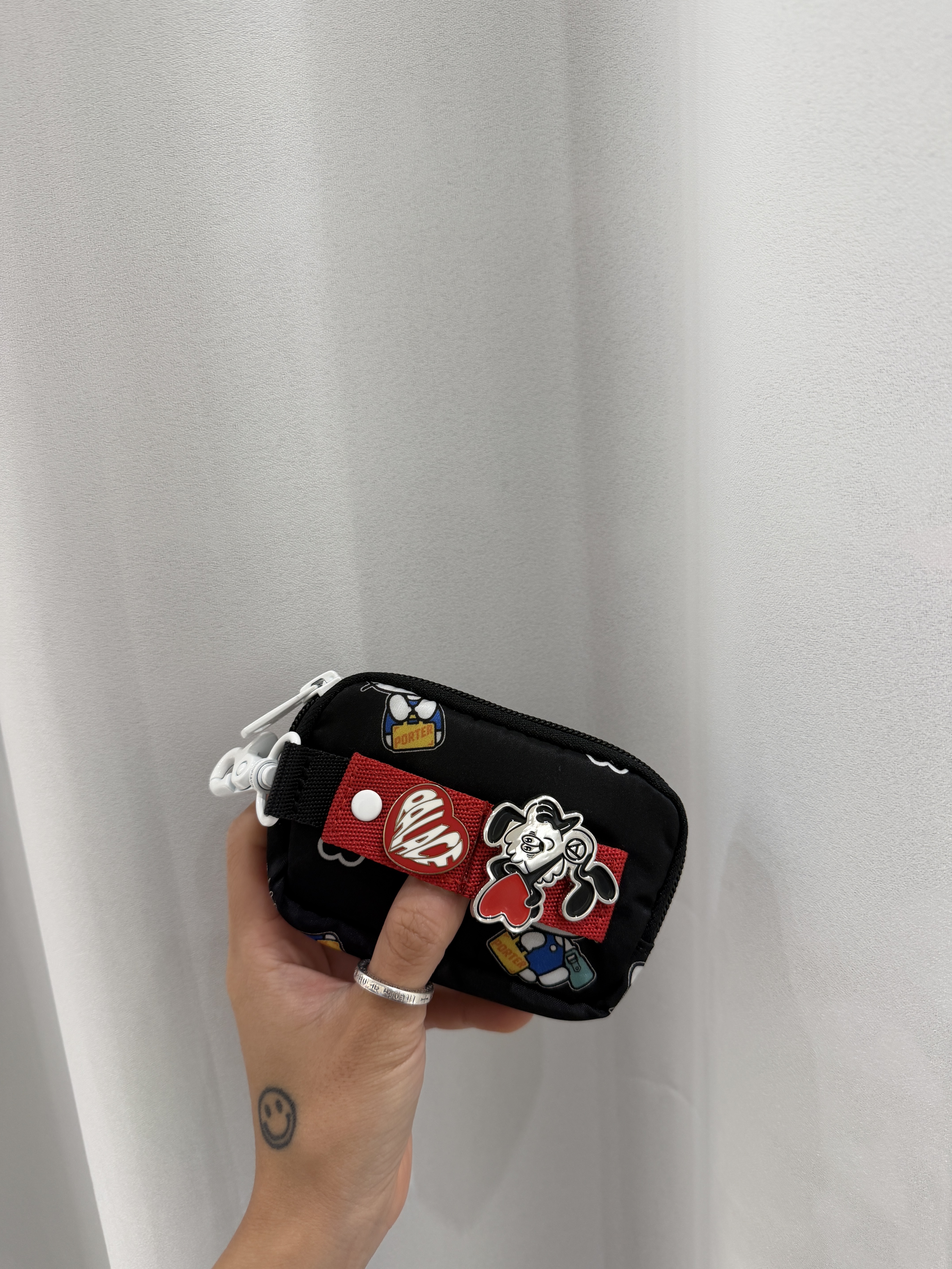 Porter x Hello Kitty Multi Pouch Black, Verdy x Lotte Museum Badge 착용 스타일 - 2