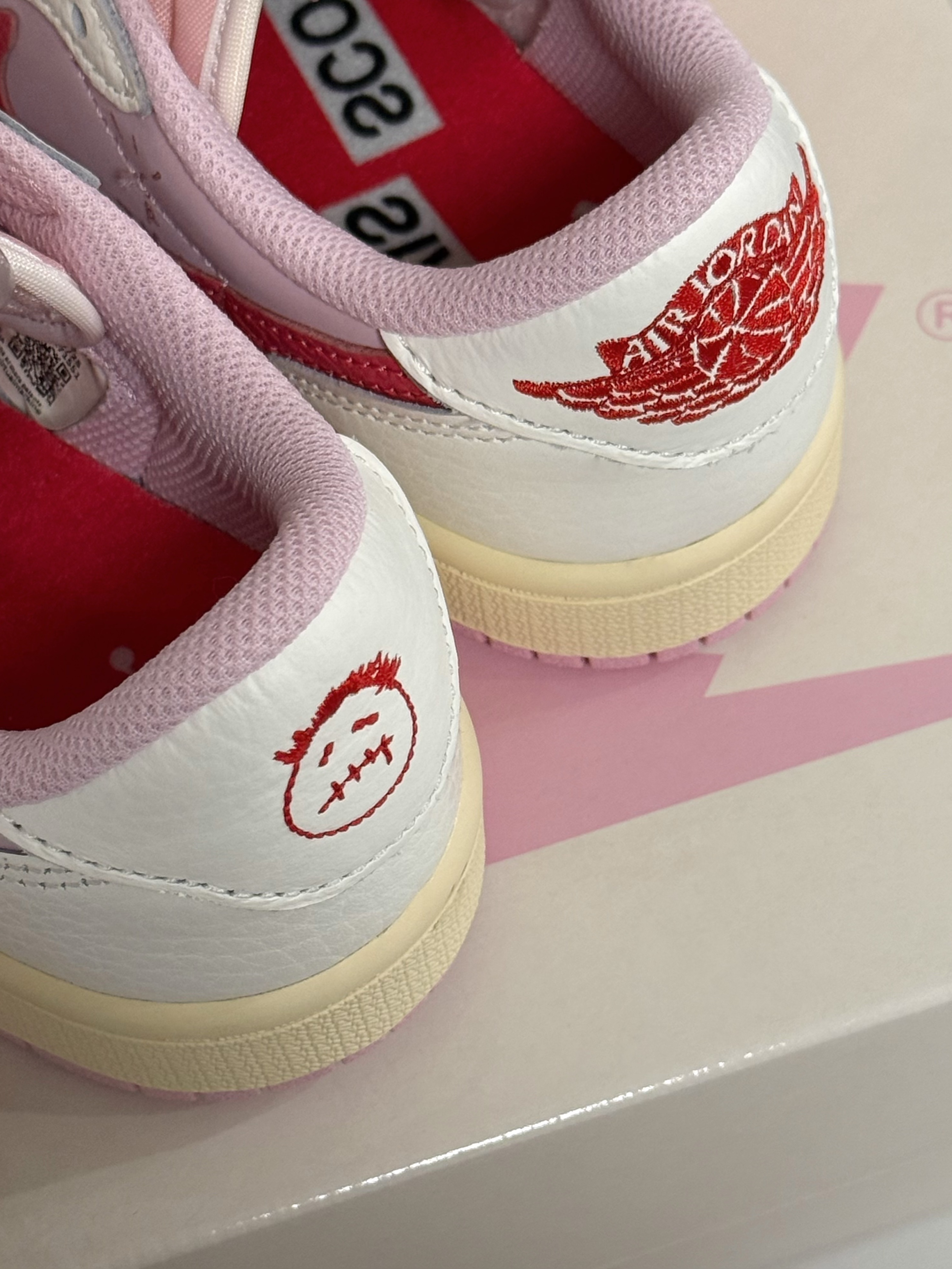 Jordan 1 x Travis Scott Retro Low OG SP Sail Tropical Pink, (PS) Jordan 1 x Travis Scott Retro Low OG SP Sail Tropical Pink 착용 스타일 - 1