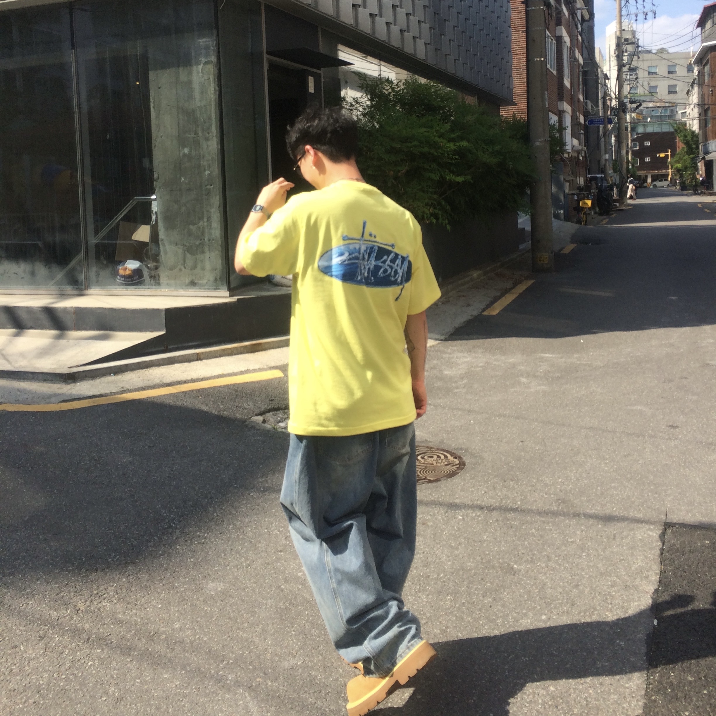 Stussy Wave Oval T-Shirt Lemon, SOULESURES BOLD BELUGA Dune Camel 착용 스타일 - 1