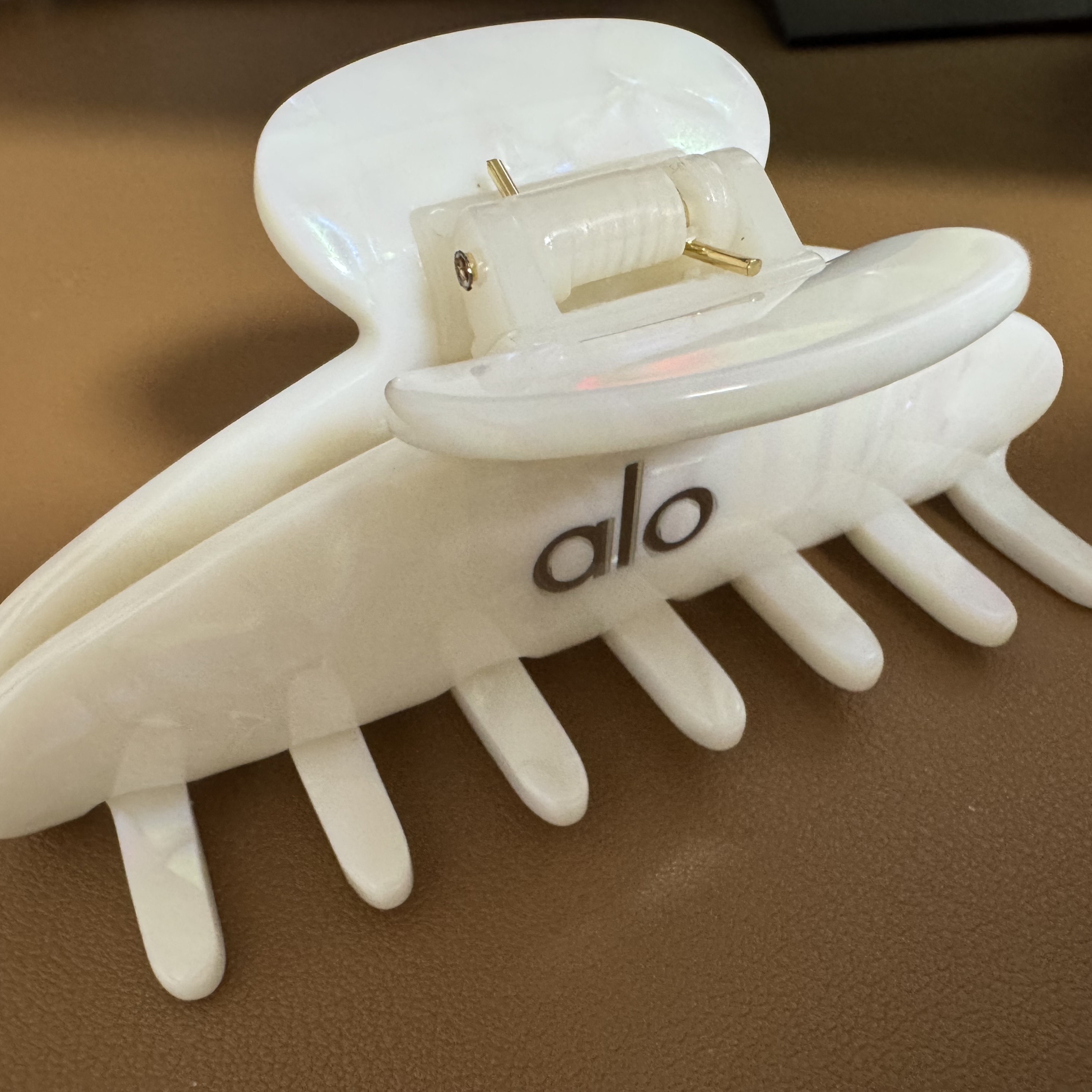 (W) Alo Yoga 90's Claw Clip White Pearl 착용 스타일