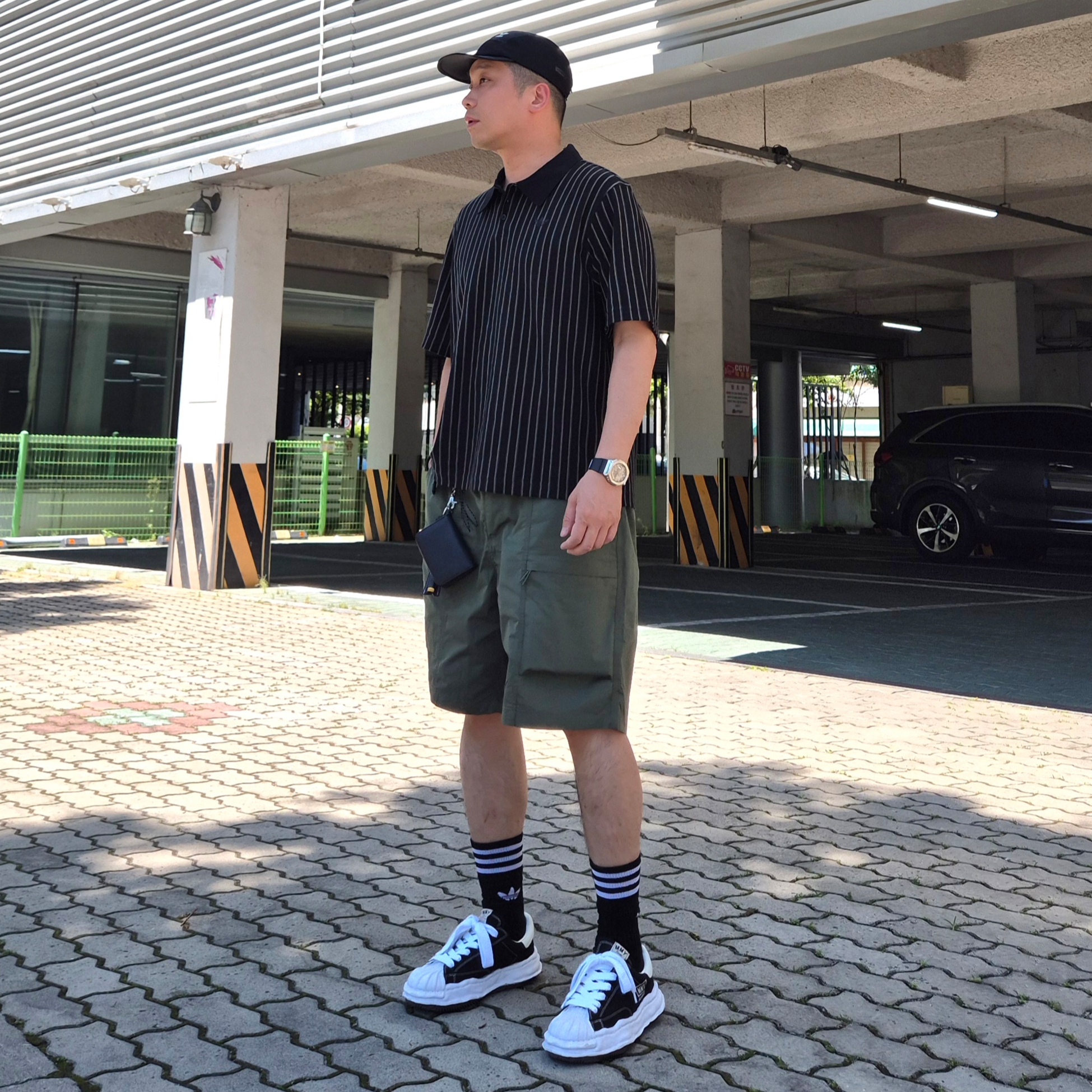 Maison Mihara Yasuhiro Blakey OG Sole Canvas Low-top Sneakers Black White, Adidas 3 Stripes High Crew Socks Black (3 Pack) 착용 스타일 - 1