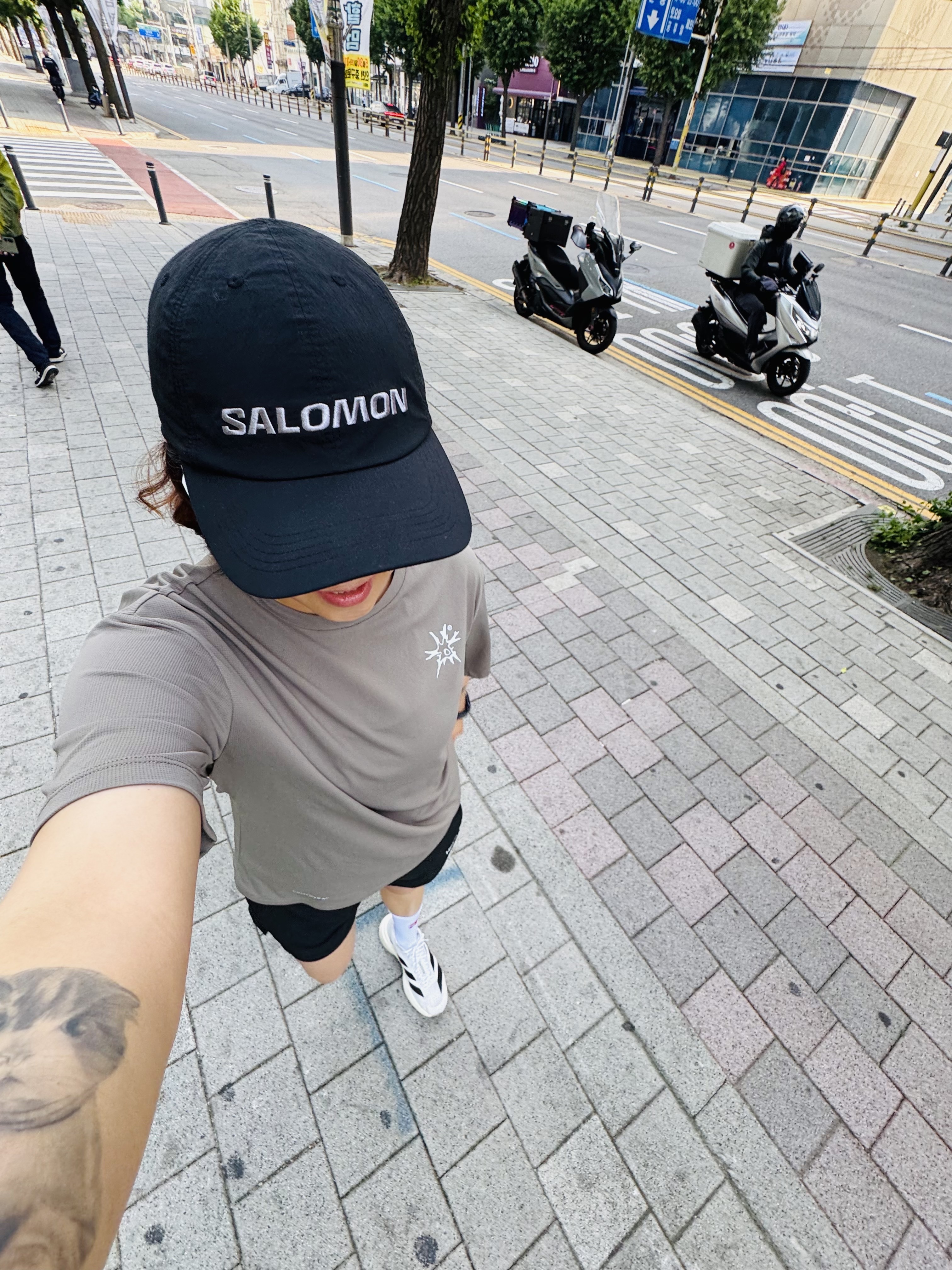 Salomon Primary Ball Cap Black, Nike Vomero 18 Black Dark Smoke Grey 착용 스타일 - 6