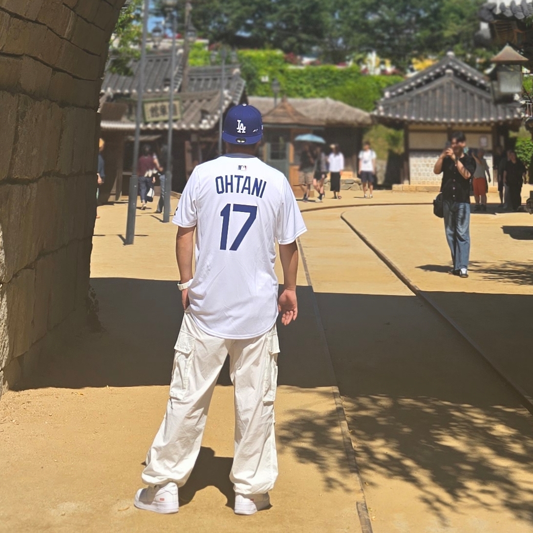 New Era 59Fifty MLB 2025 Player LA Dodgers Shohei Ohtani Fitted Cap Dark Royal, Nike MLB Los Angeles Dodgers Shohei Ohtani Home Limited Jersey White 착용 스타일