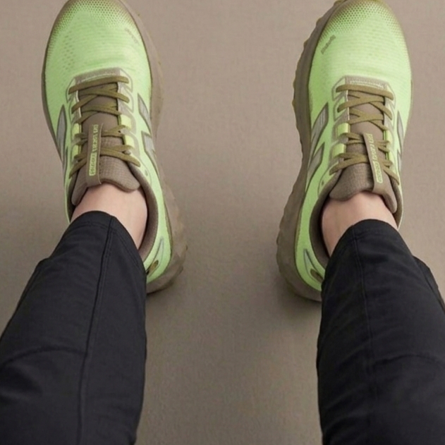 New Balance FuelCell Rebel Trail Afterglow Thunder Brown - D Standard 착용 스타일