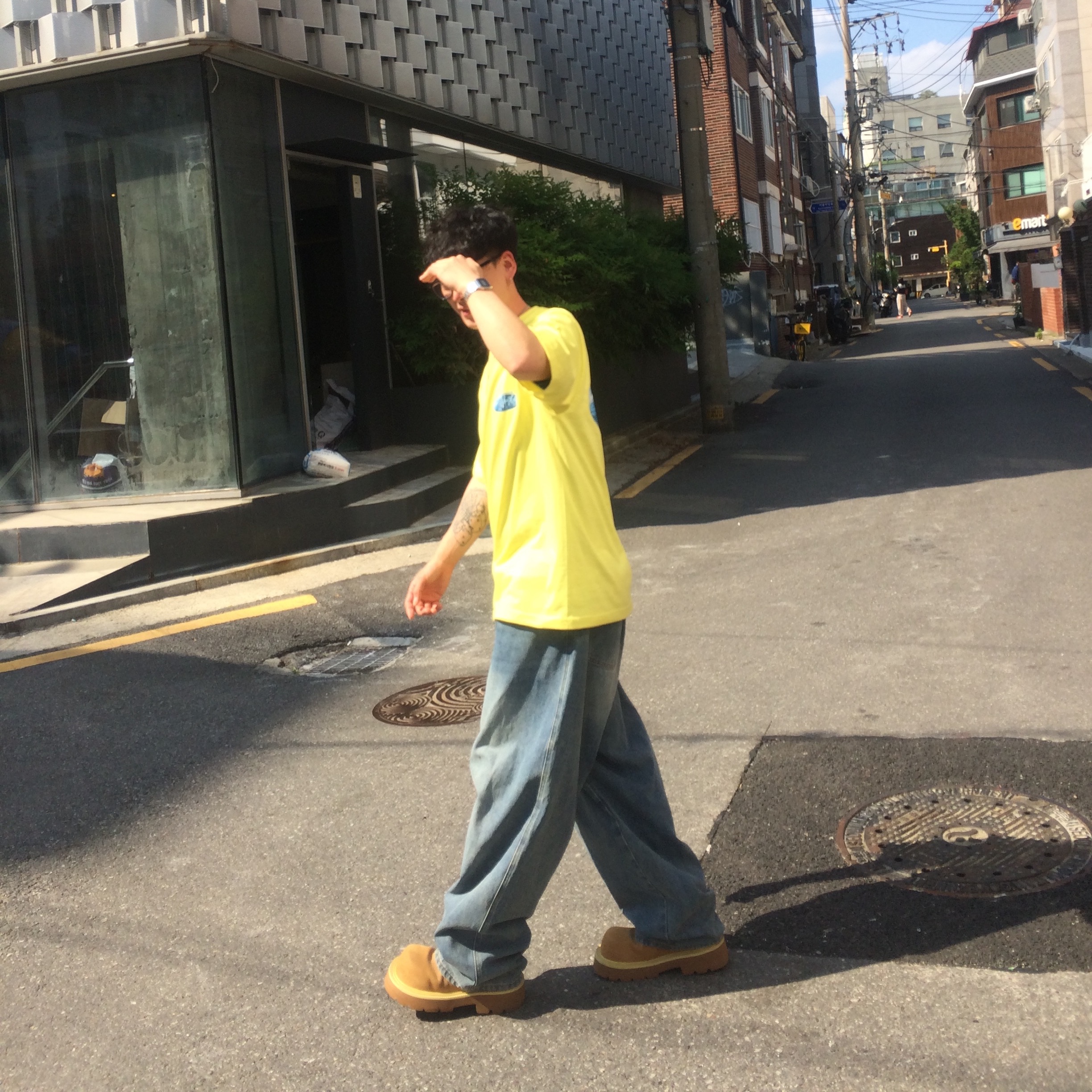 Stussy Wave Oval T-Shirt Lemon, SOULESURES BOLD BELUGA Dune Camel 착용 스타일 - 2