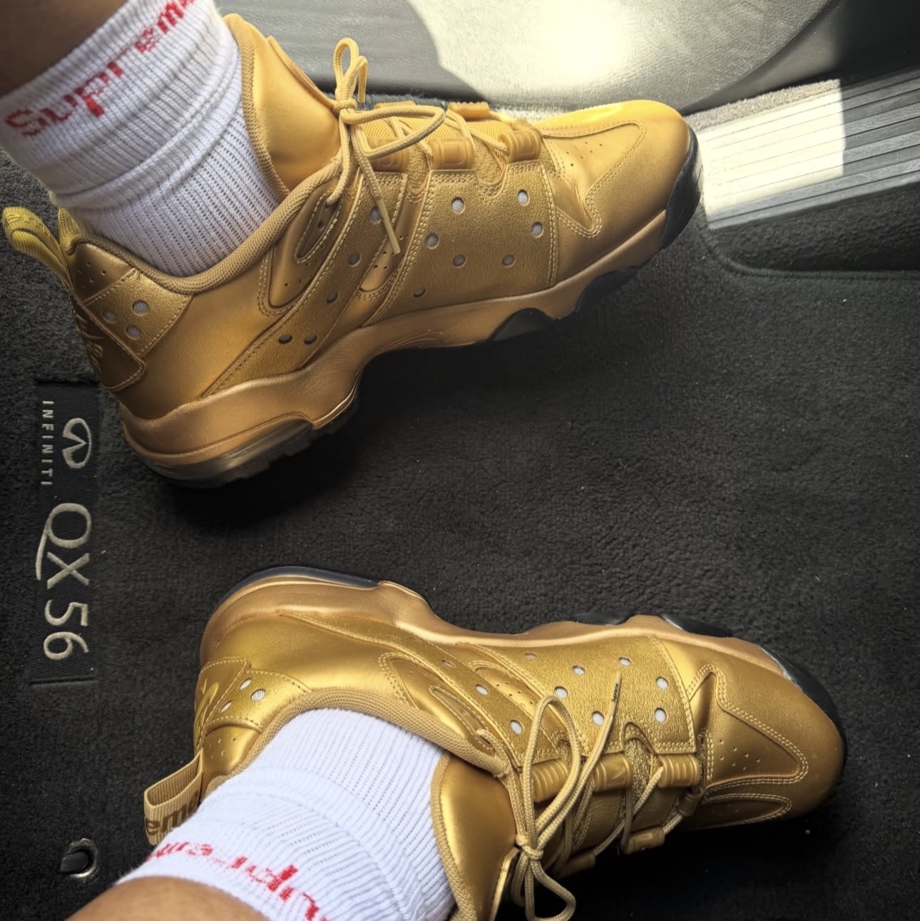 Nike x Supreme SB Air Max 2 CB 94 Low Metallic Gold Varisty Red Metallic Gold Black 착용 스타일 - 3