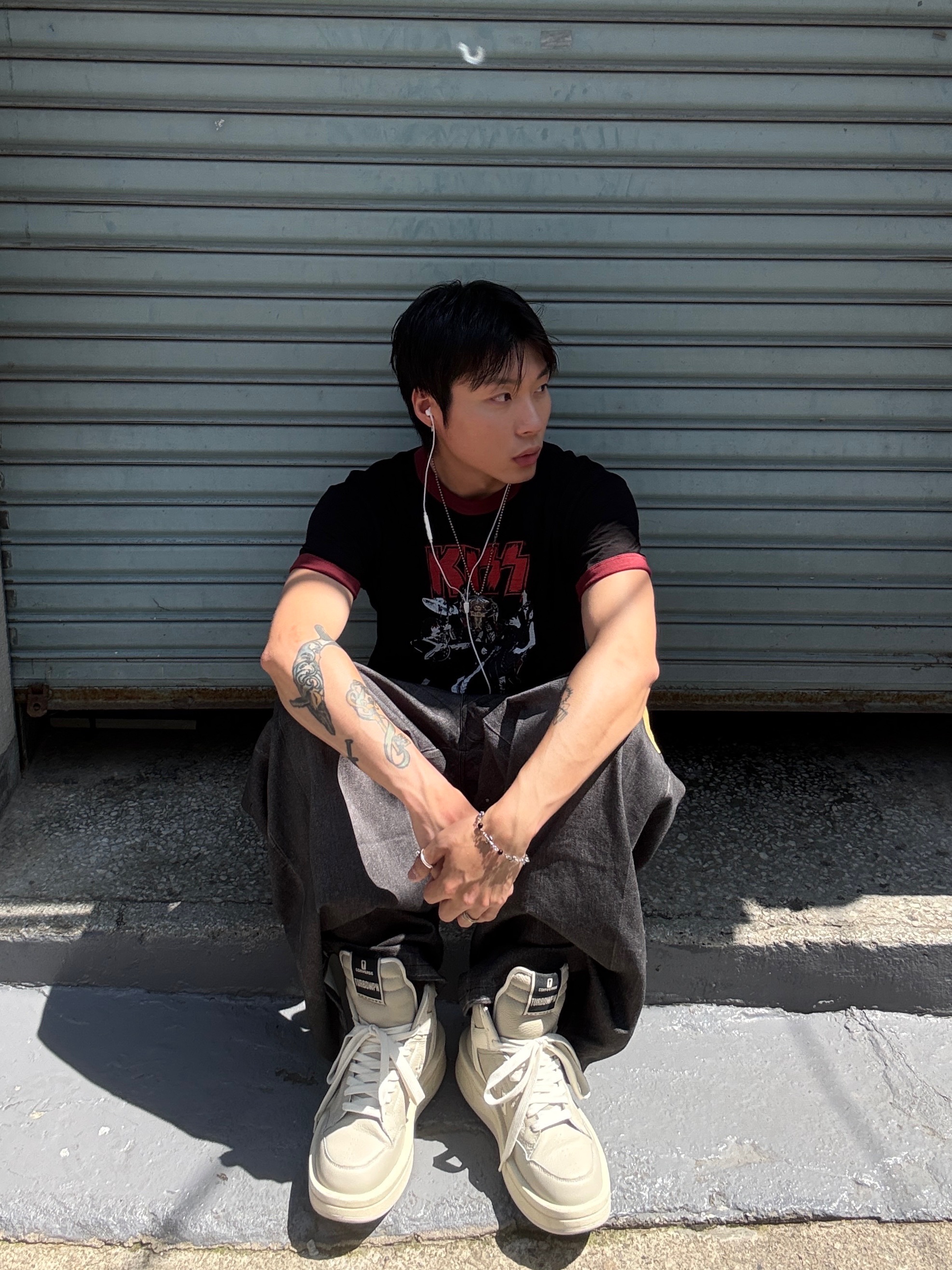 Converse x Drkshdw Turbowpn Pelican, MAINBOOTH X KISS End of the Road T-shirt Black 착용 스타일 - 1