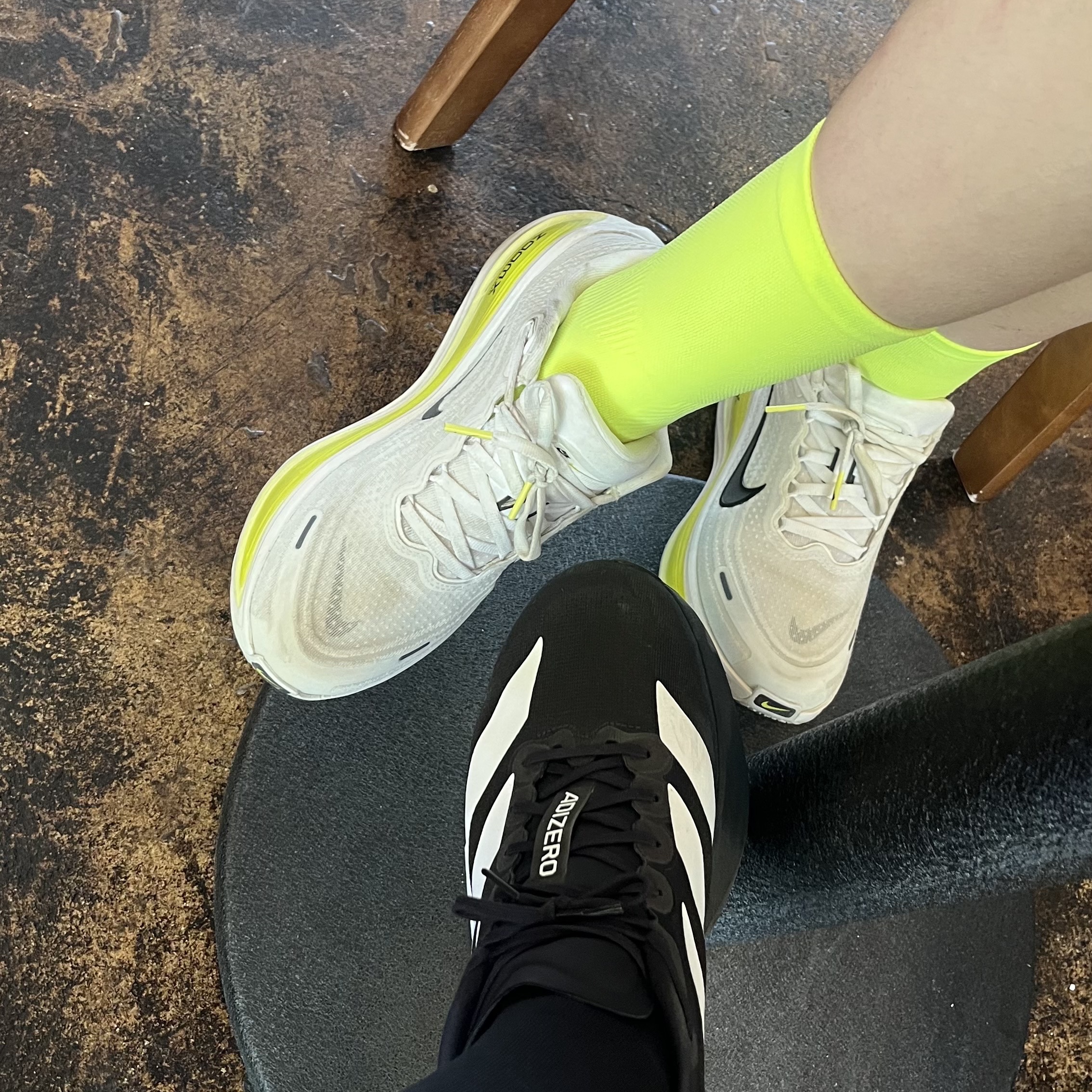 Adidas Adizero EVO SL Core Black Cloud White, Nike Vomero Plus White Volt 착용 스타일 - 3