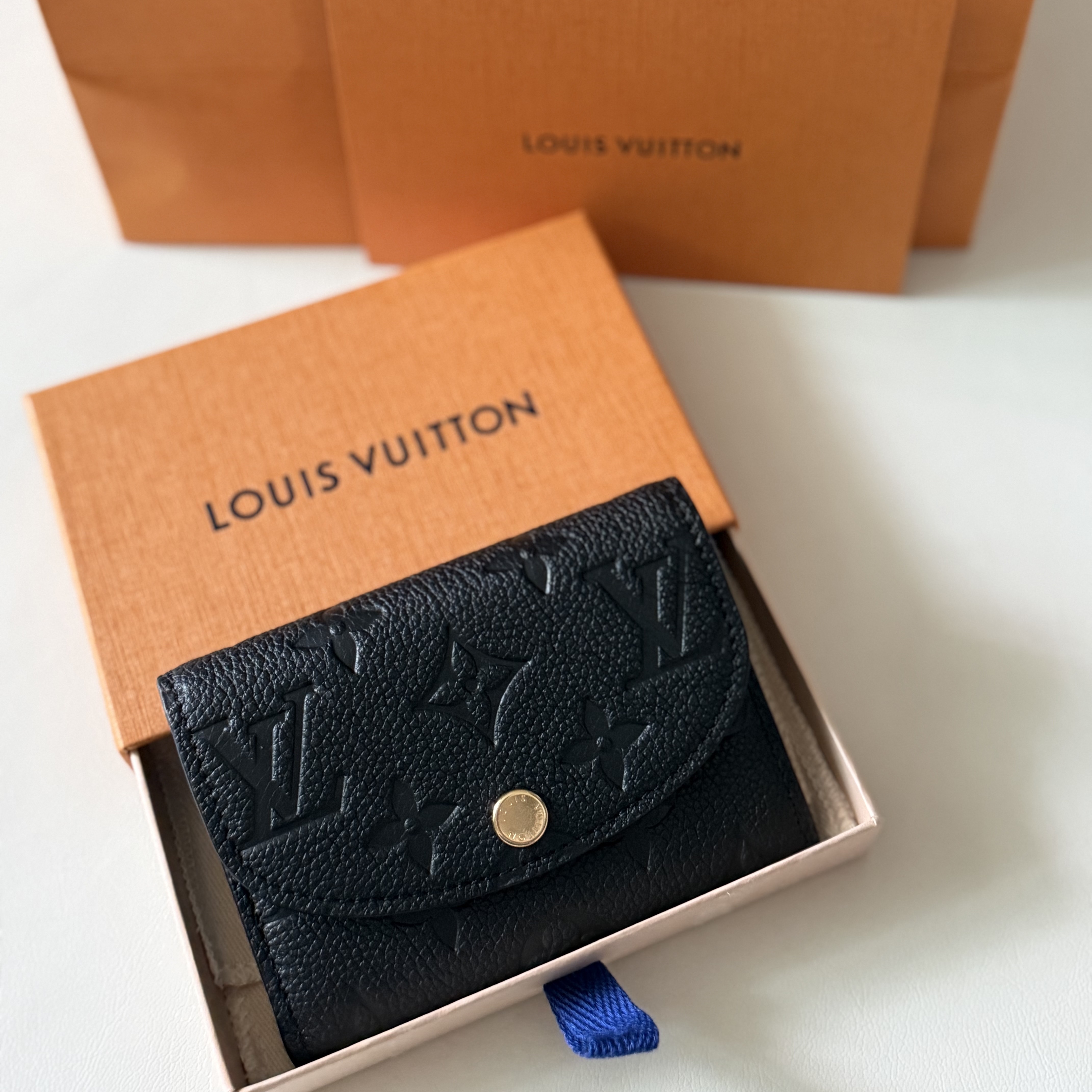 Louis Vuitton Business Card Holder Monogram Embossed Leather Black 착용 스타일
