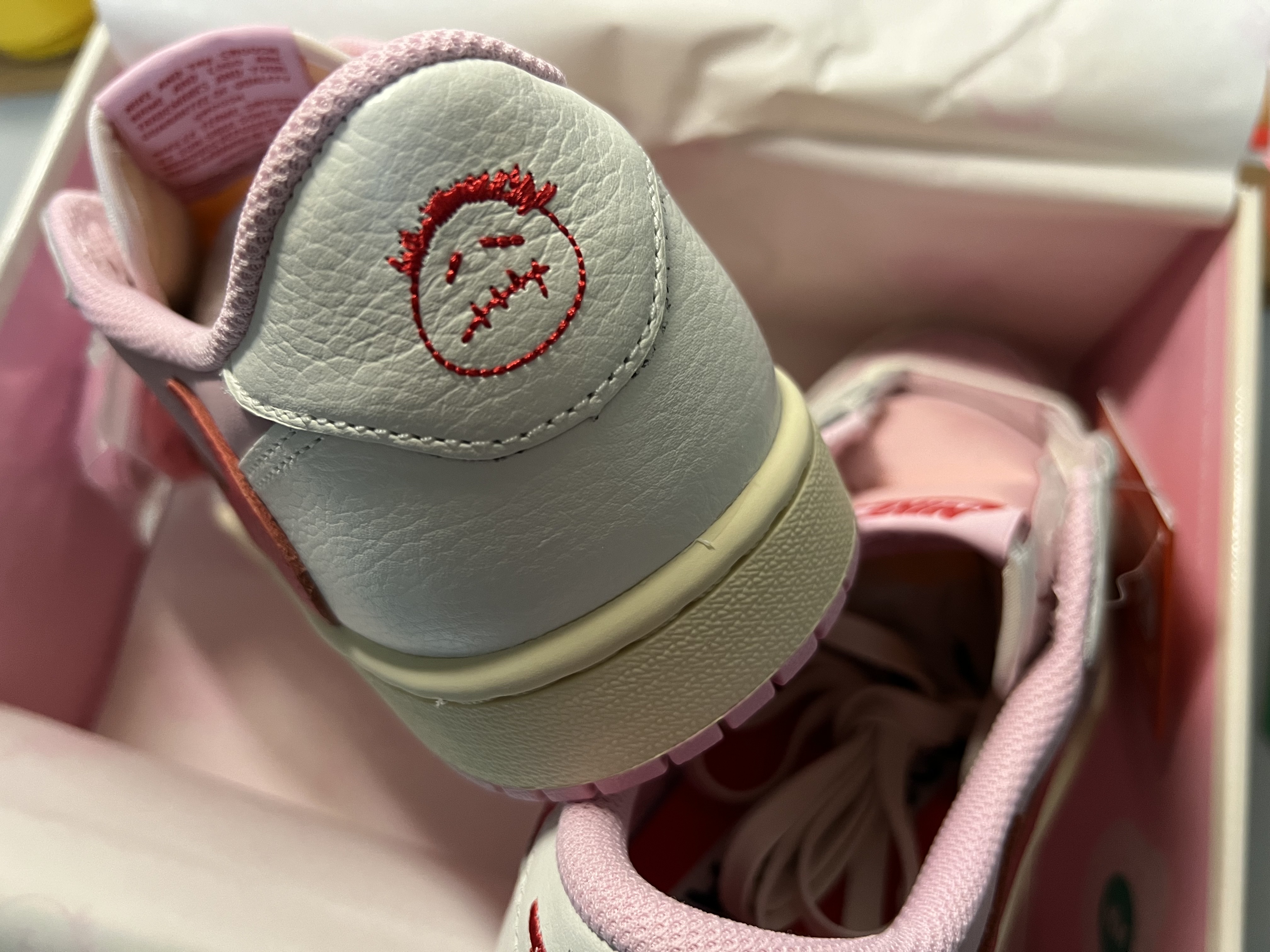 Jordan 1 x Travis Scott Retro Low OG SP Sail Tropical Pink 착용 스타일 - 4